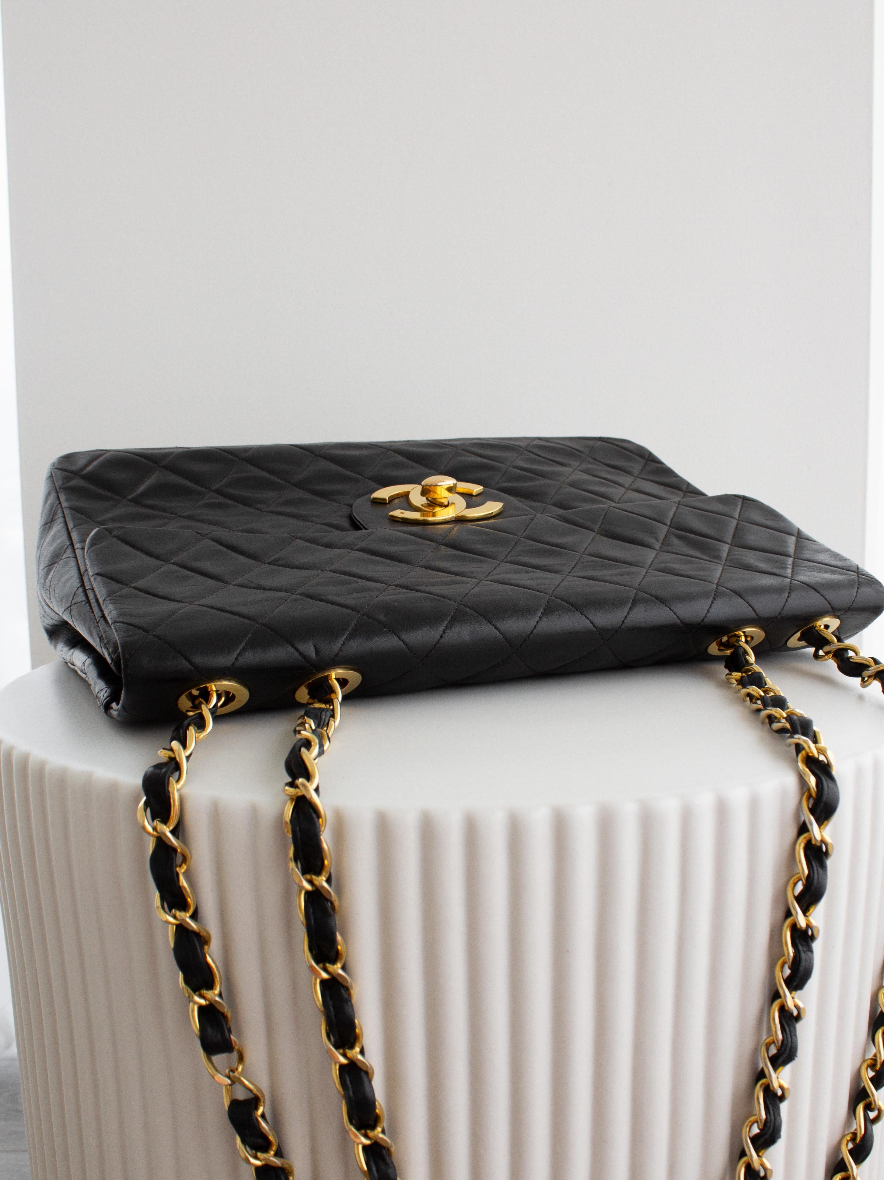 Chanel Vintage Jumbo XL Schwarz 24K Gold CC Stepptasche aus Lammleder im Angebot 4