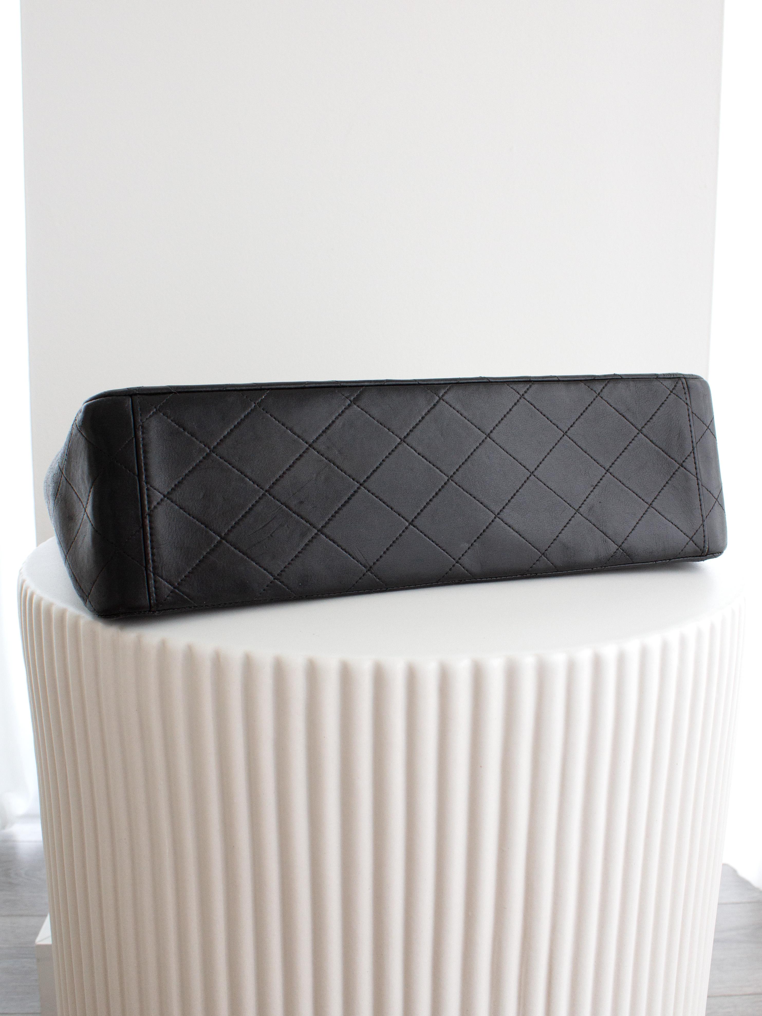 Chanel Vintage Jumbo XL Schwarz 24K Gold CC Stepptasche aus Lammleder im Angebot 5