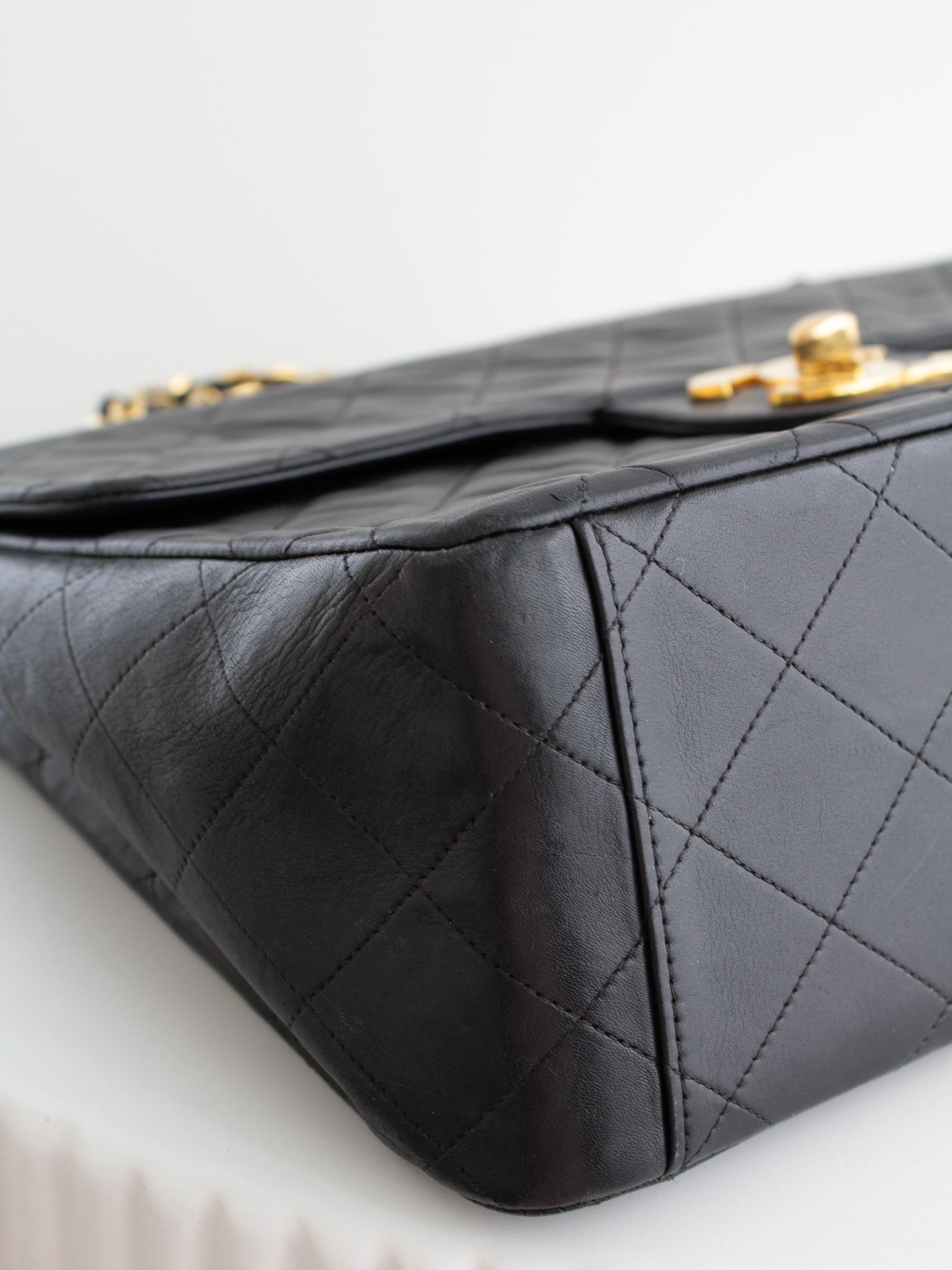 Chanel Vintage Jumbo XL Schwarz 24K Gold CC Stepptasche aus Lammleder im Angebot 6