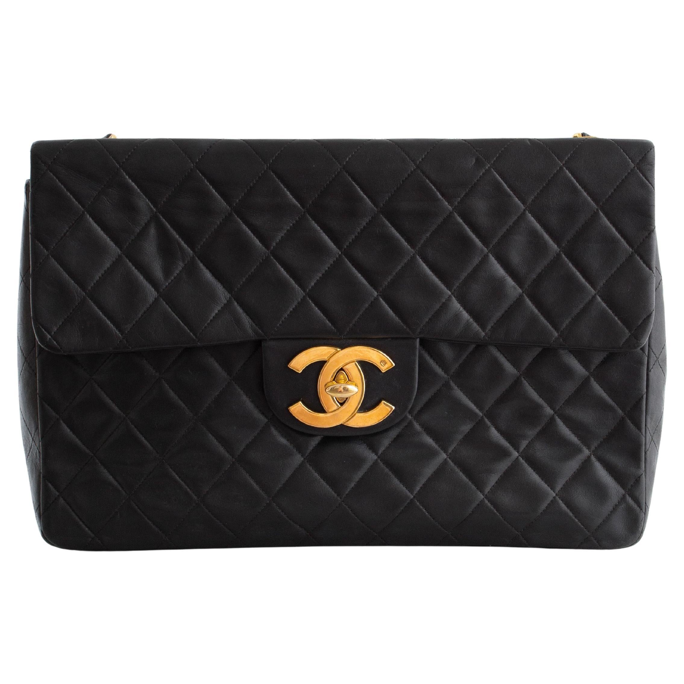Chanel Vintage Jumbo XL Schwarz 24K Gold CC Stepptasche aus Lammleder im Angebot
