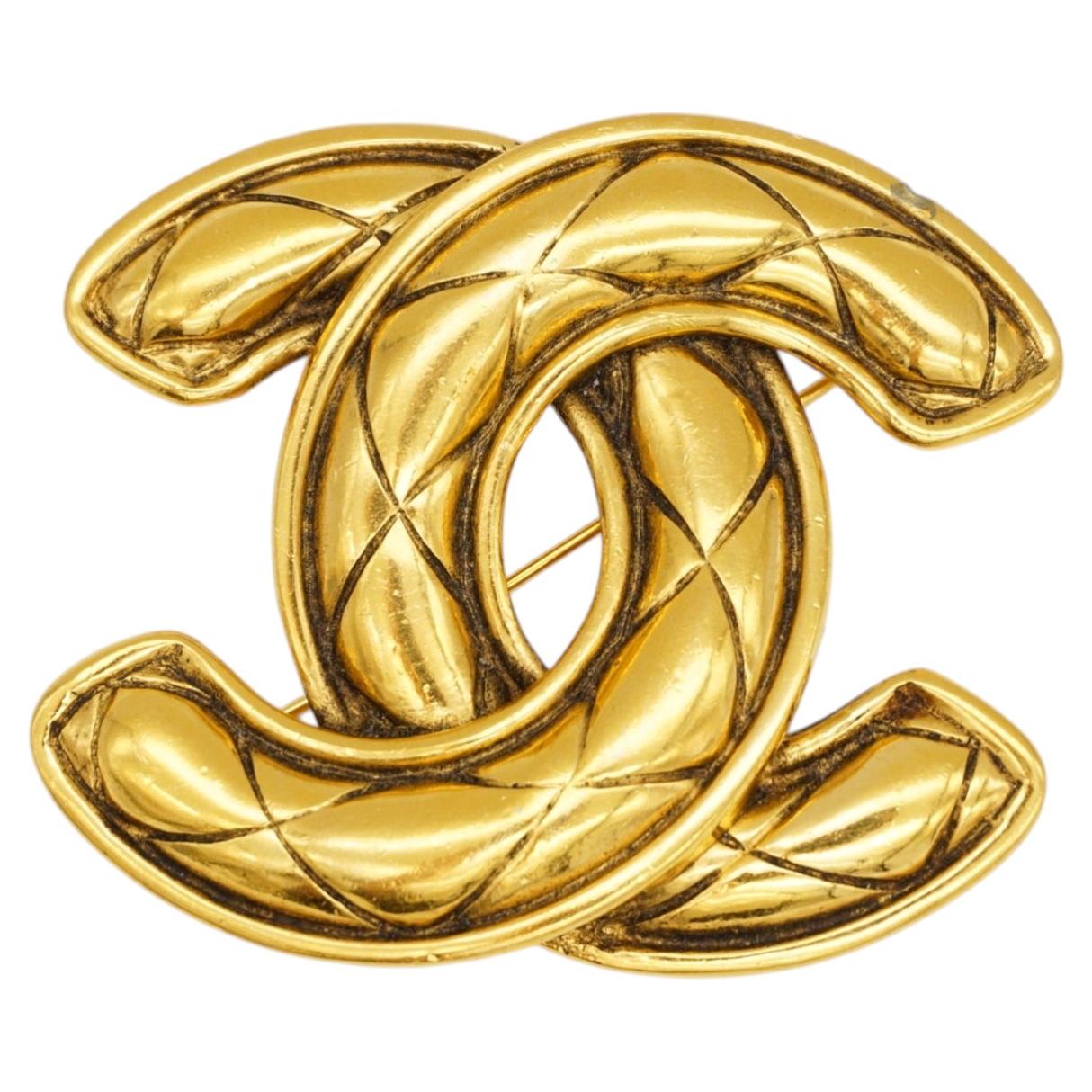 Chanel Vintage Karl Lagerfeld Vintage Gold Oversized Matelassé-Stepp-CC-Brosche