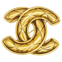 Chanel Vintage Karl Lagerfeld Vintage Gold Oversized Matelassé-Stepp-CC-Brosche