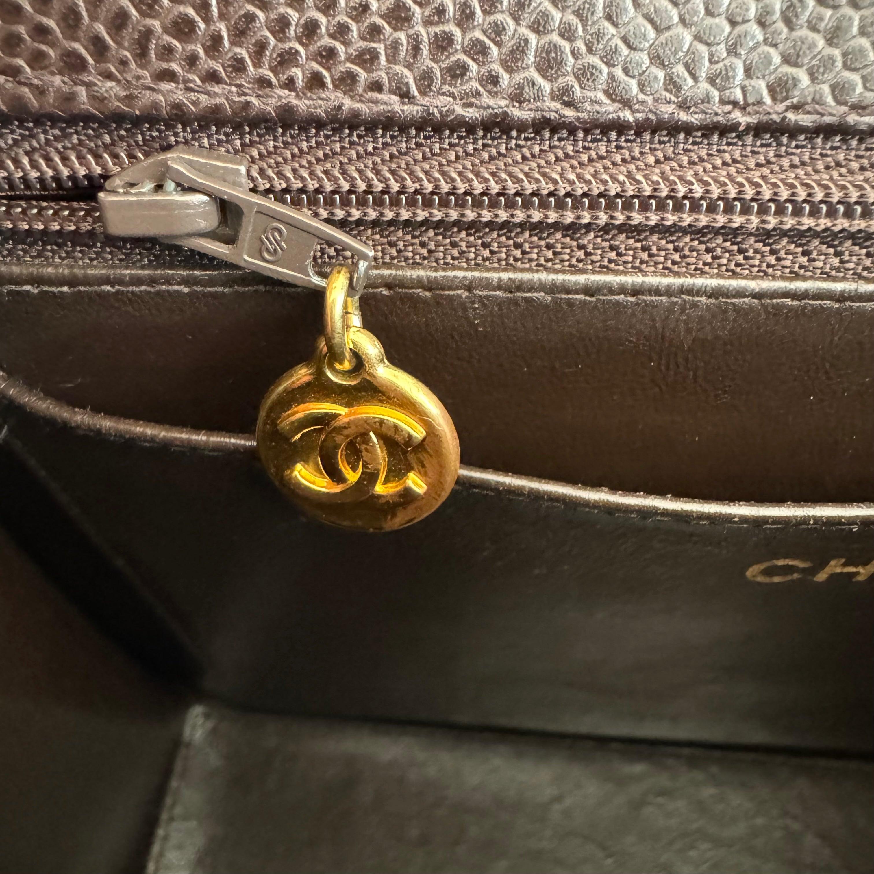 Chanel Vintage Kelly Bolso de hombro de piel de caviar marrón con herrajes de oro de 24 quilates, 1996 13