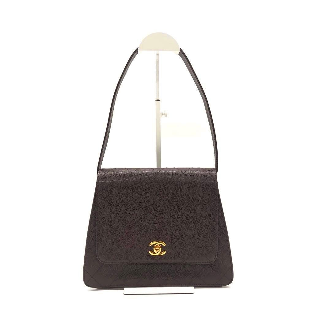 Chanel Vintage Kelly Bolso de hombro de piel de caviar marrón con herrajes de oro de 24 quilates, 1996-1997
 Estas son fotos profesionales de la bolsa real.
 ESTADO: EXCELENTE
 Sólo tiene ligeras rozaduras en las esquinas anteriores y fueron