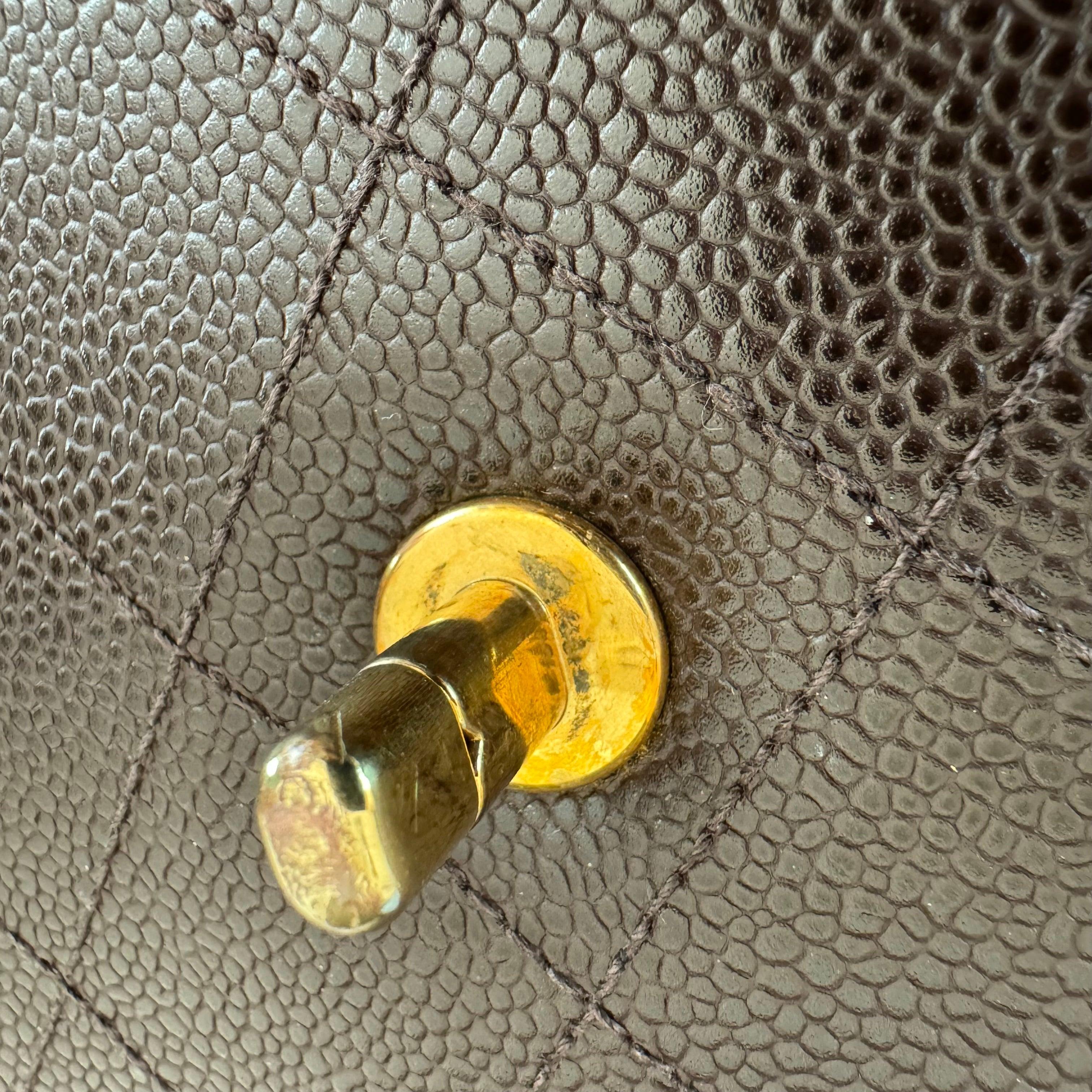 Chanel Vintage Kelly Bolso de hombro de piel de caviar marrón con herrajes de oro de 24 quilates, 1996 15