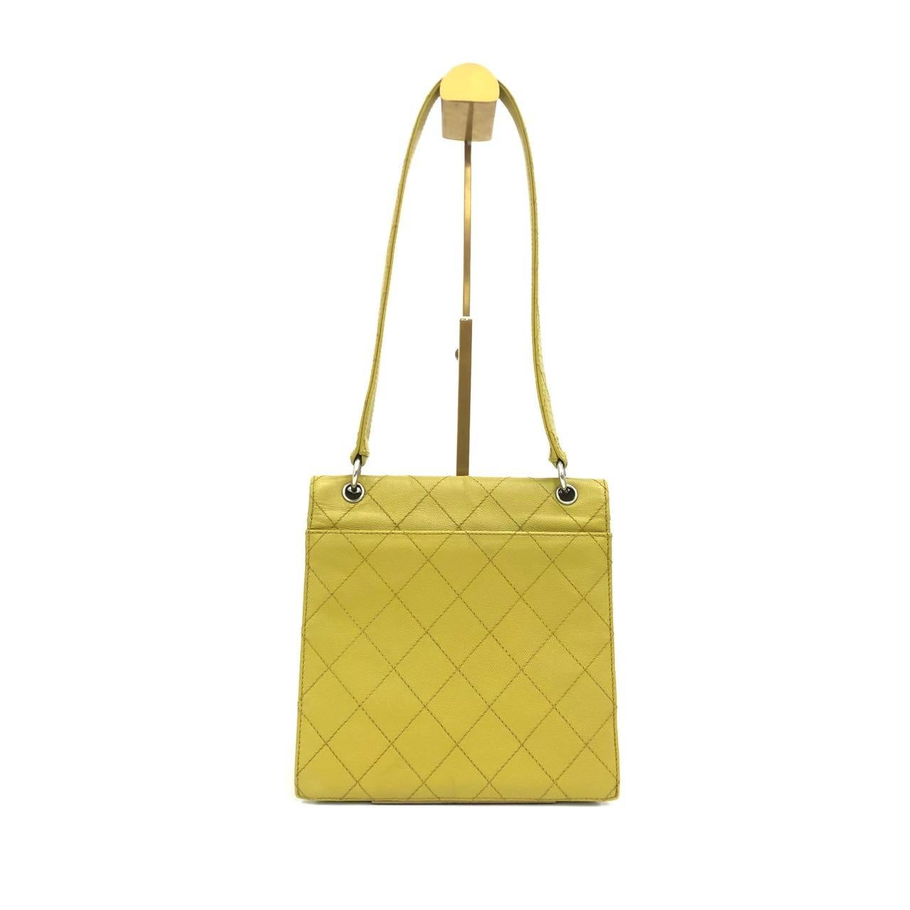 ÉTAT : TRÈS BON

Ce sac vintage authentique de Chanel est en très bon état avec des signes d'utilisation légers à modérés. Rayures sur le cuir de l'extérieur, de l'intérieur et de la quincaillerie. Les coins, les bords et la courroie sont frottés.