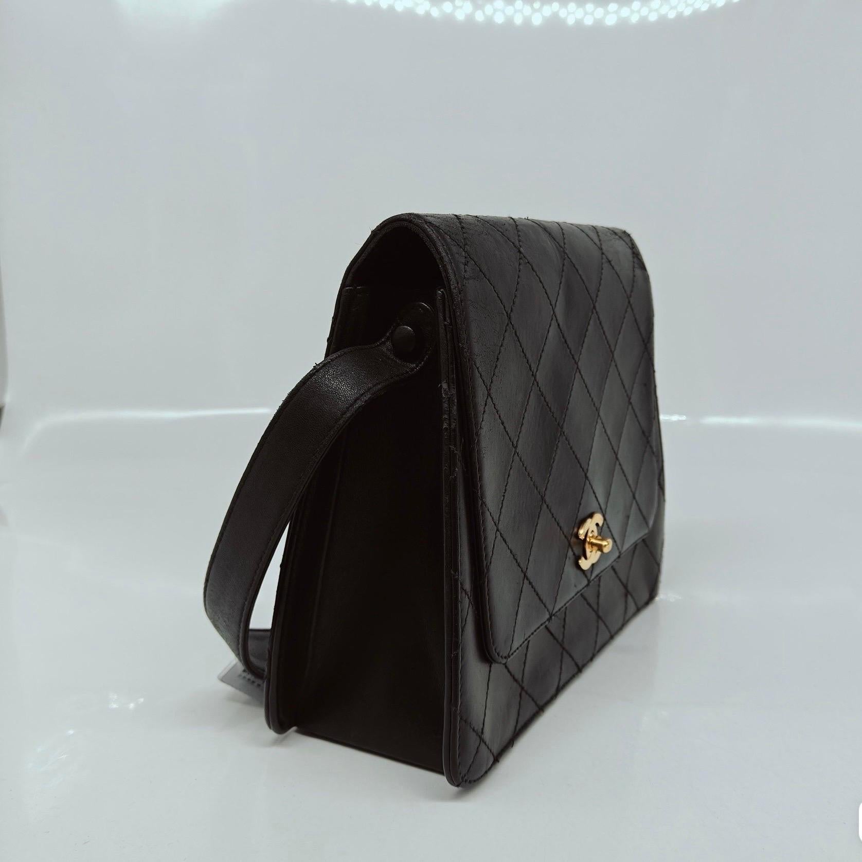 CONDITION: VERY GOOD

Light scuffs around the corners of the flap. Scratches on the hardware. Scratches to the leather.



DETAILS

Circa 1997
Series 5
CHANEL

Exterior Material: Leather

Interior Material: Leather

Hardware: 24k gold