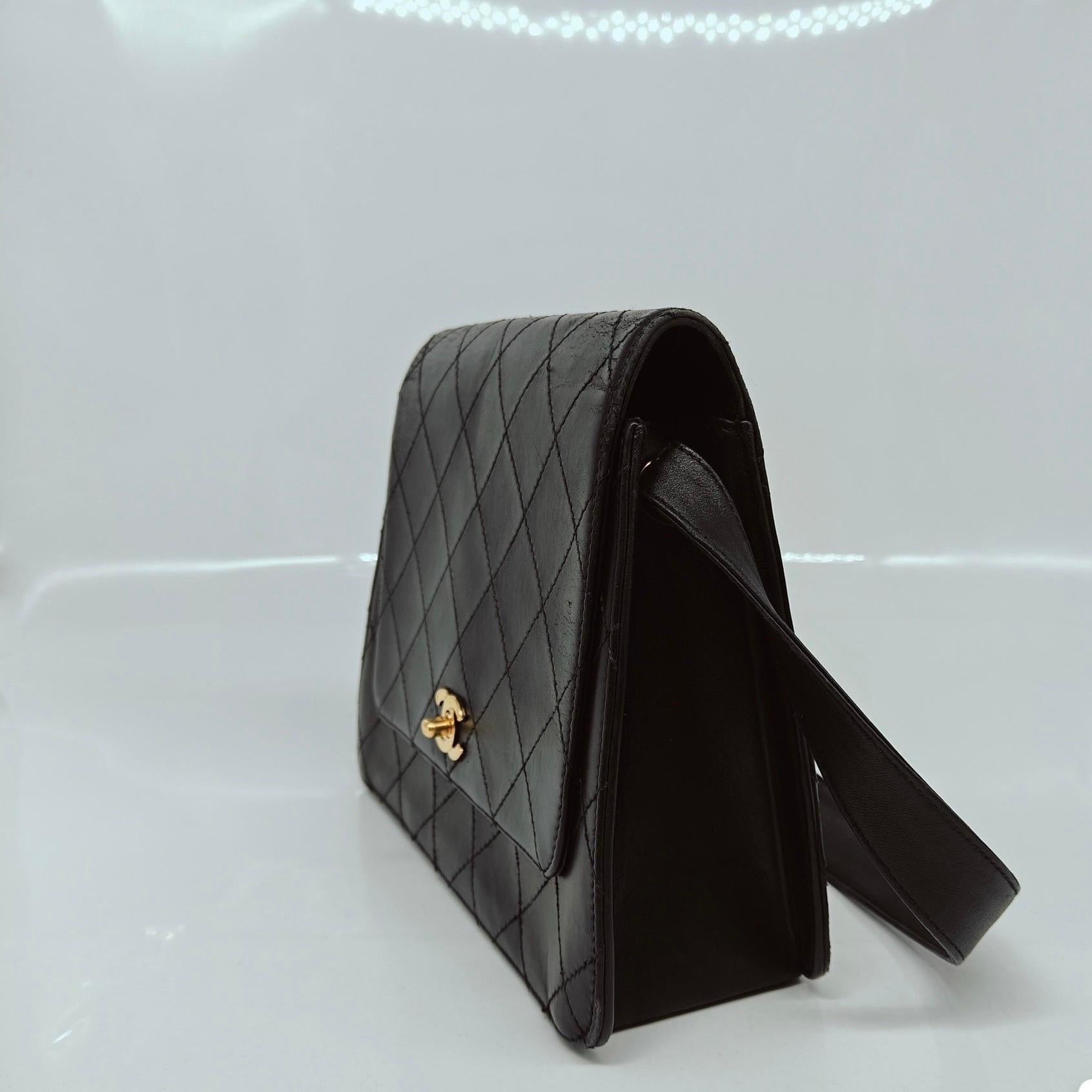 Chanel Vintage Kelly Style Black Leather Shoulder Bag Diamond Stitch Medium Gold In Good Condition For Sale In AUBERVILLIERS, FR