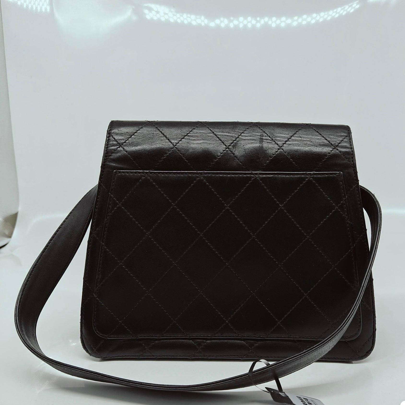Women's Chanel Vintage Kelly Style Black Leather Shoulder Bag Diamond Stitch Medium Gold For Sale