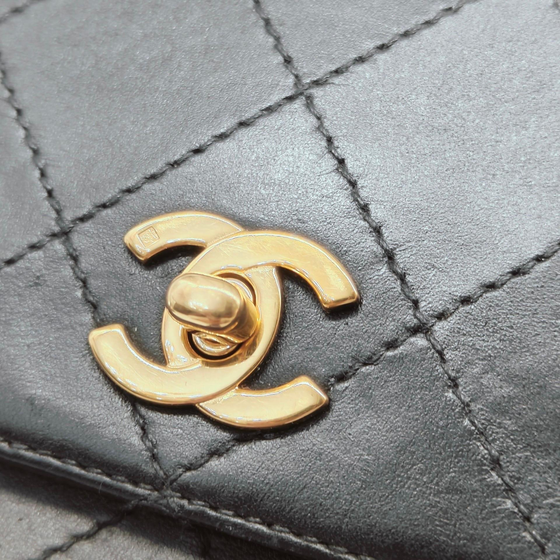 Chanel Vintage Kelly Style Black Leather Shoulder Bag Diamond Stitch Medium Gold For Sale 2
