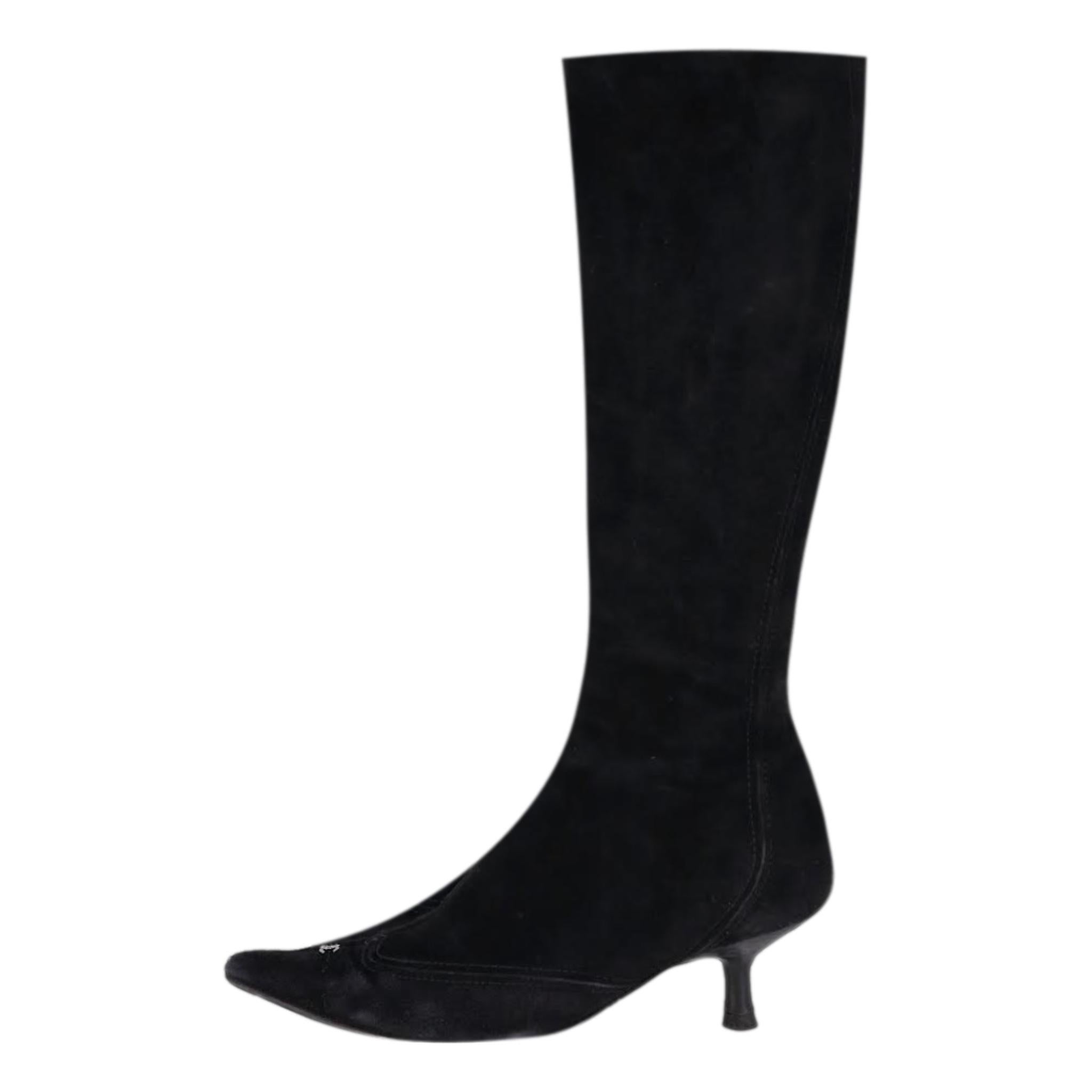 Chanel Vintage Knee High Suede Boots With 'CC' Logo

Black suede with kitten heel in wood and a metal silver 'CC' to each 

toe front. Zipper closure.

Size - 38.5

Condition - Vintage Fair/Good (Scuff marks to suede and dents to heels)

Composition