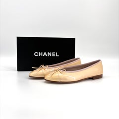 Ballerine Chanel vintage con logo CC di Lagerfeld, punta a fiocco e tomaia in vernice, taglia 38,5
