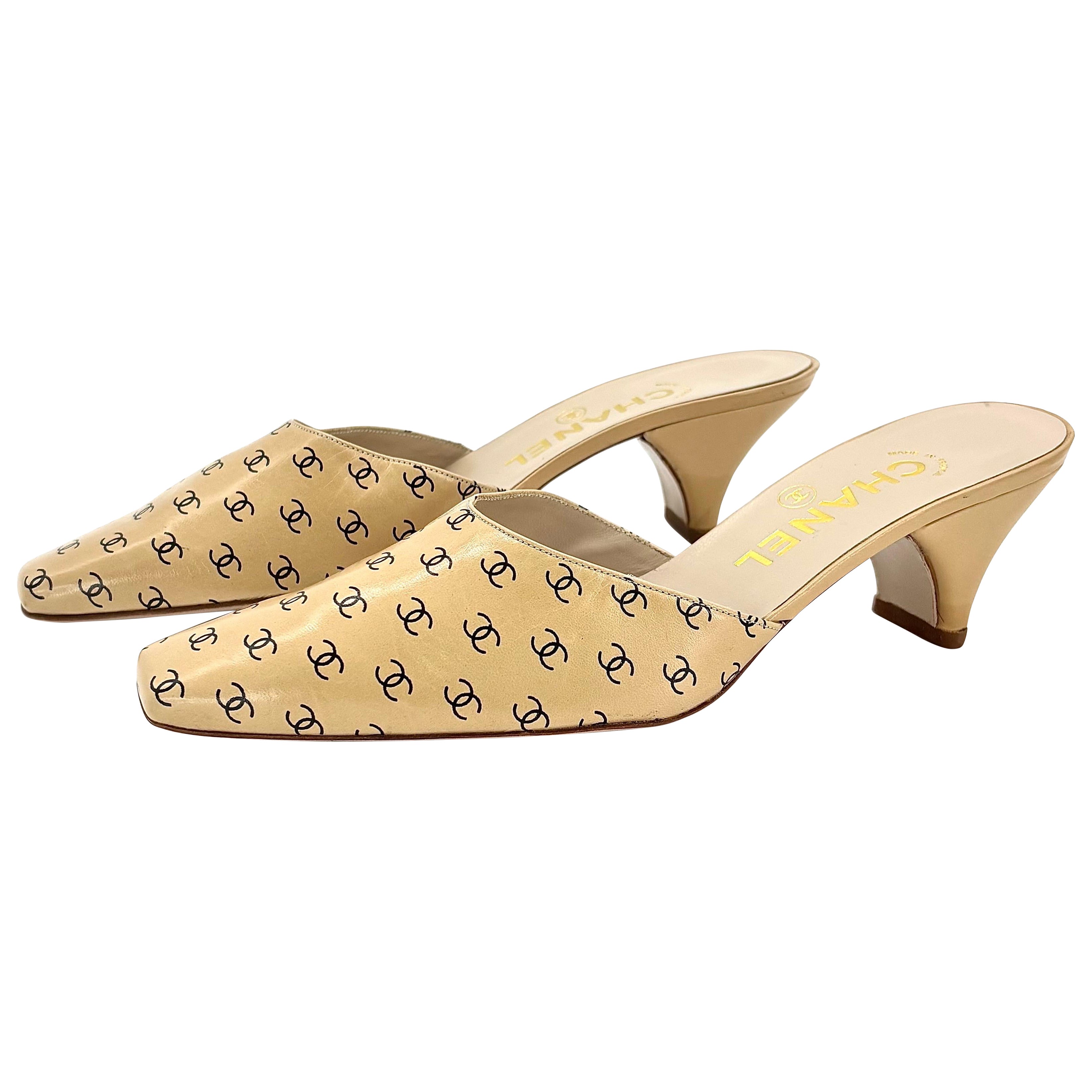 Chanel Vintage Lagerfeld - Mules con tacco basso a punta e stampa CC, da infilare, taglia 36