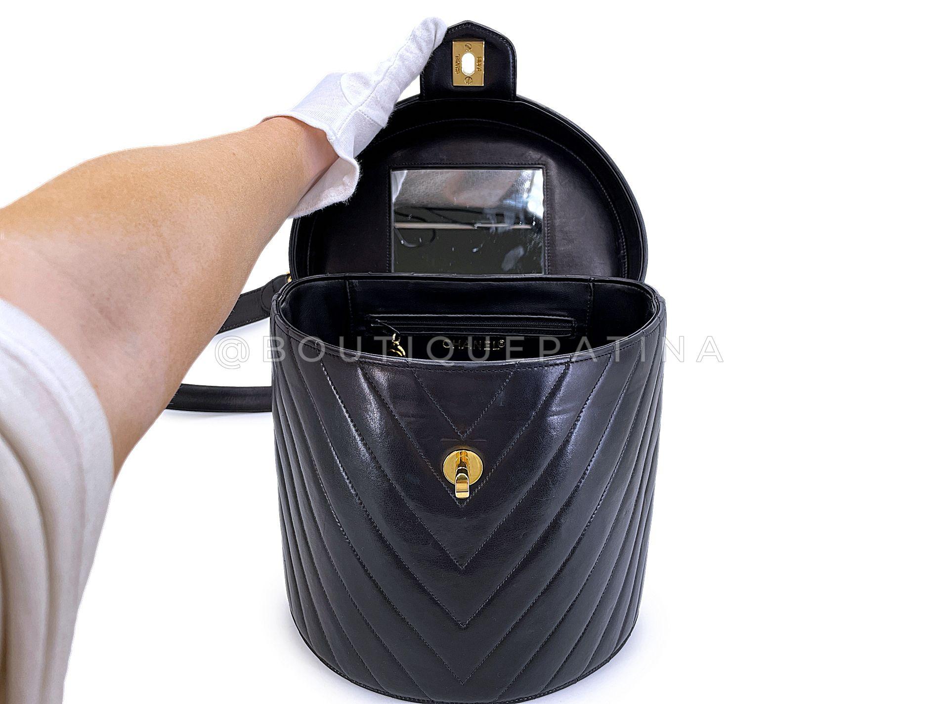 Chanel Vintage Lambskin Chevron Round Vanity Case Bag 24k GHW 68732 en vente 5