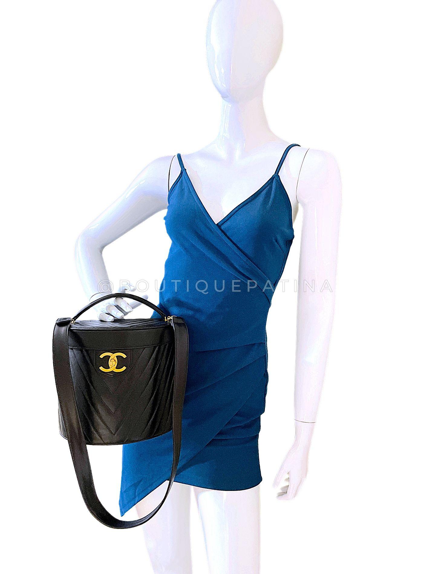 Chanel Vintage Lambskin Chevron Round Vanity Case Bag 24k GHW 68732 en vente 11