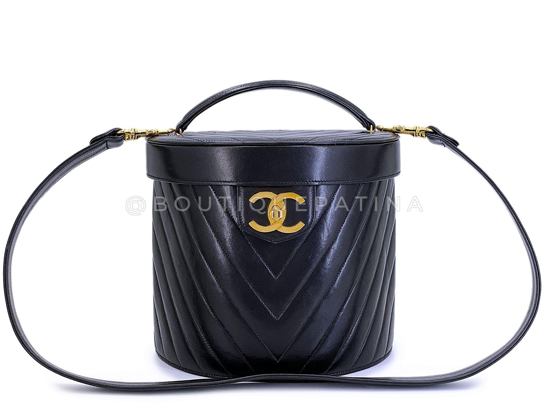 Article de magasin : 68732
Très vintage et en excellent état, ce sac Vanity Case rond en cuir d'agneau Chevron de Chanel 24k GHW avec sa forme unique, son cuir chevron matelassé doux comme du beurre et son couvercle intérieur avec miroir. 

Depuis