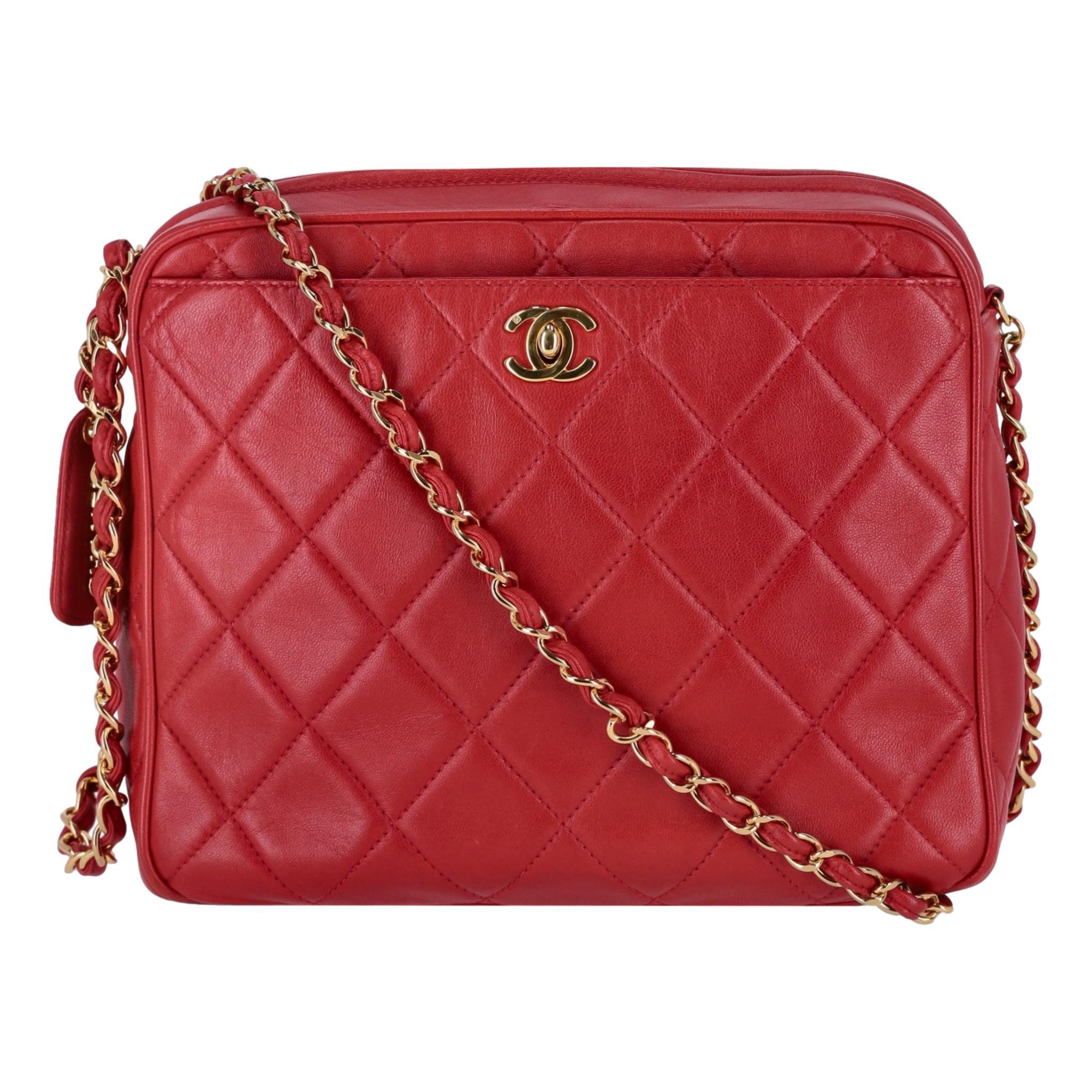 Chanel Vintage Lambskin Leather Crossbody Camera Bag

Red camera bag crafted from signature diamond quilted, soft lambskin leather.

Detailed with gold 'CC' logo turn-lock closure to the front and leather and chain cross-body strap.

Featuring