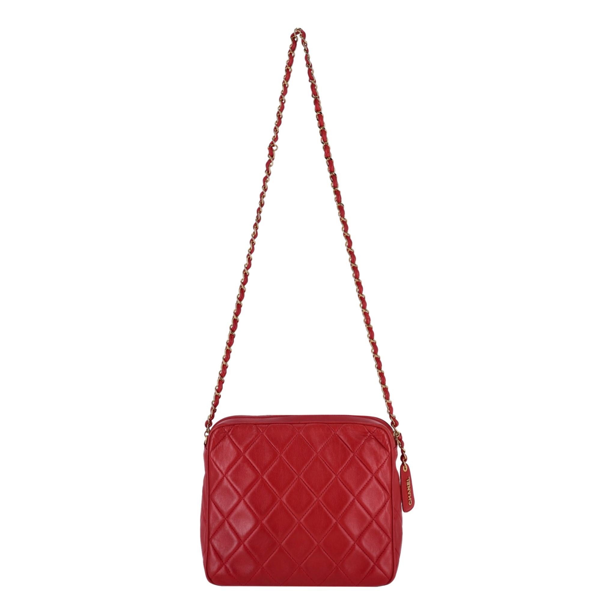 Chanel Vintage Lambskin Leather Crossbody Camera Bag In Excellent Condition For Sale In London, GB