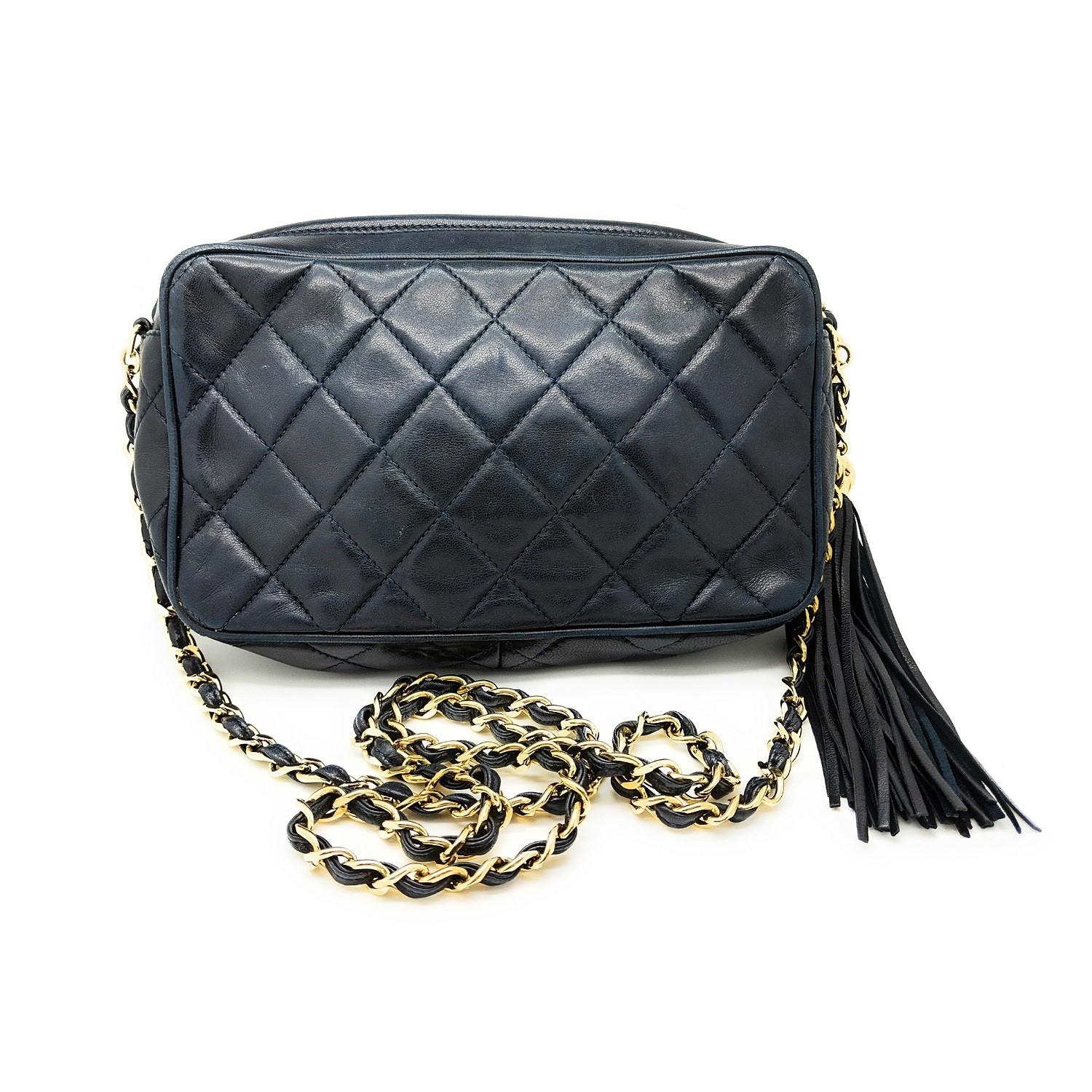 This is a chic shoulder bag that is finely crafted of dark blue diamond quilted lambskin leather. The bag features a gold chain link and leather shoulder strap and a zipper that opens to a leather interior with a zipper pocket. This is an excellent