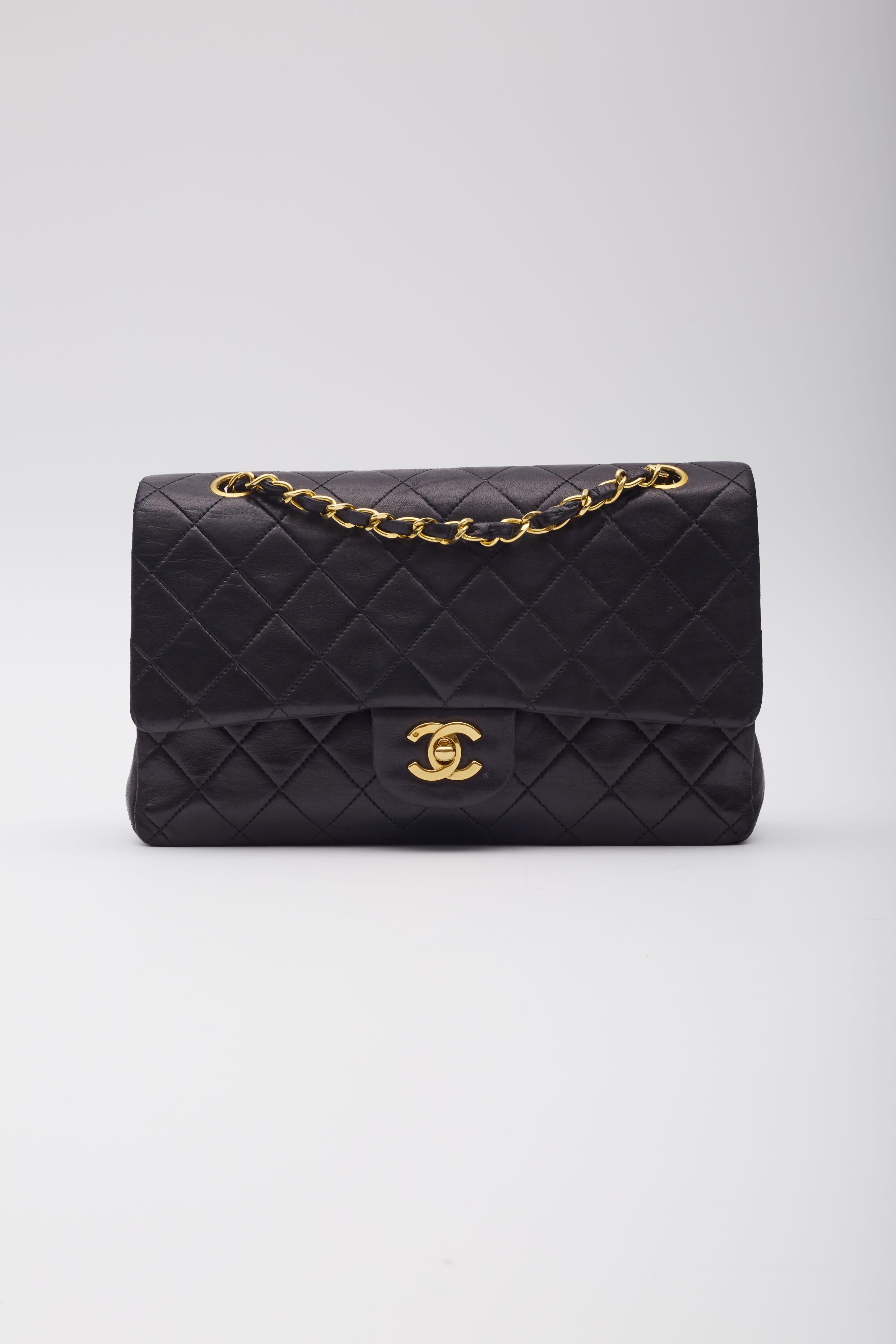 De las mujeres Chanel Vintage Piel de Cordero Acolchada Doble Solapa Negro Mediana