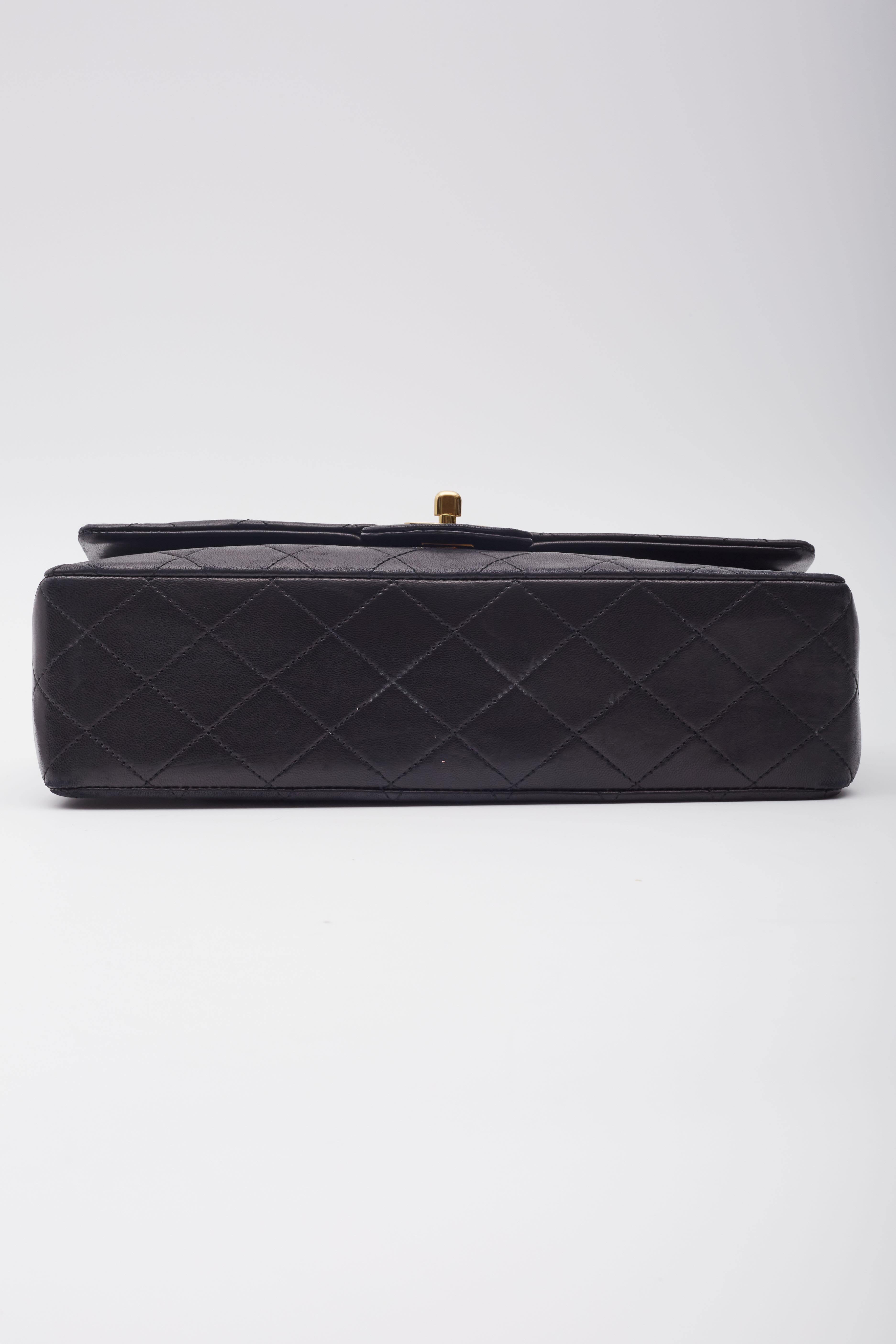 Chanel Vintage Piel de Cordero Acolchada Doble Solapa Negro Mediana 4