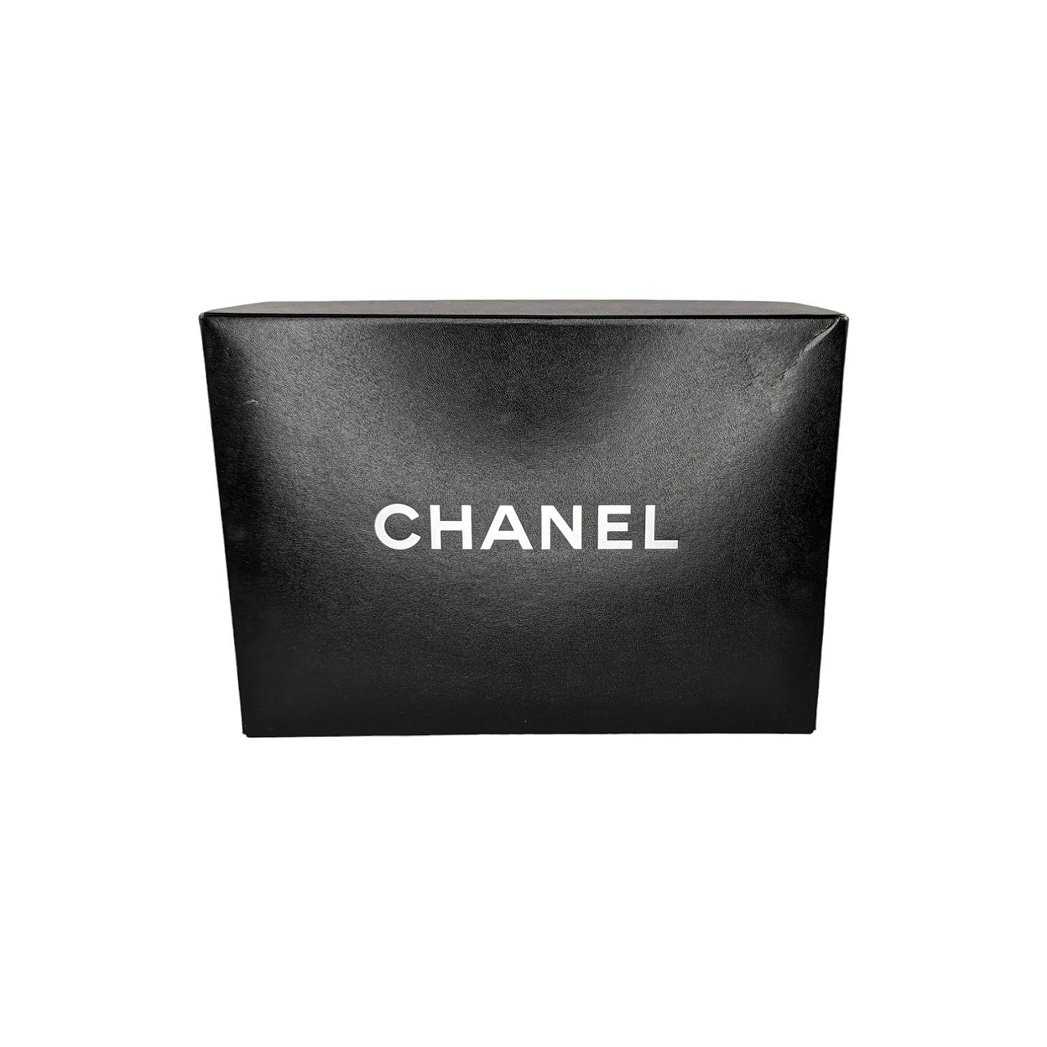 Chanel Vintage Lambskin Quilted Front Pocket Camera Bag en vente 7