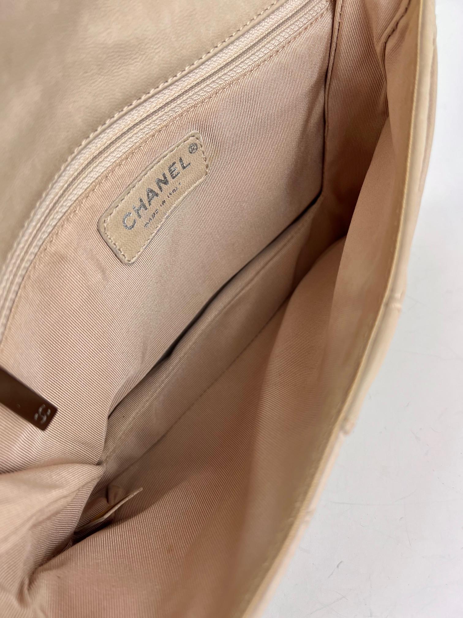 Chanel Vintage Lammfell gesteppte Pile Ou Face Klappe Beige Clair Umhängetasche im Angebot 6