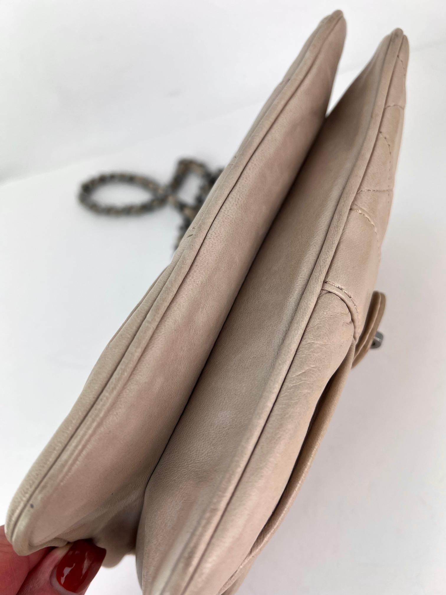 Chanel Vintage Lammfell gesteppte Pile Ou Face Klappe Beige Clair Umhängetasche im Angebot 7