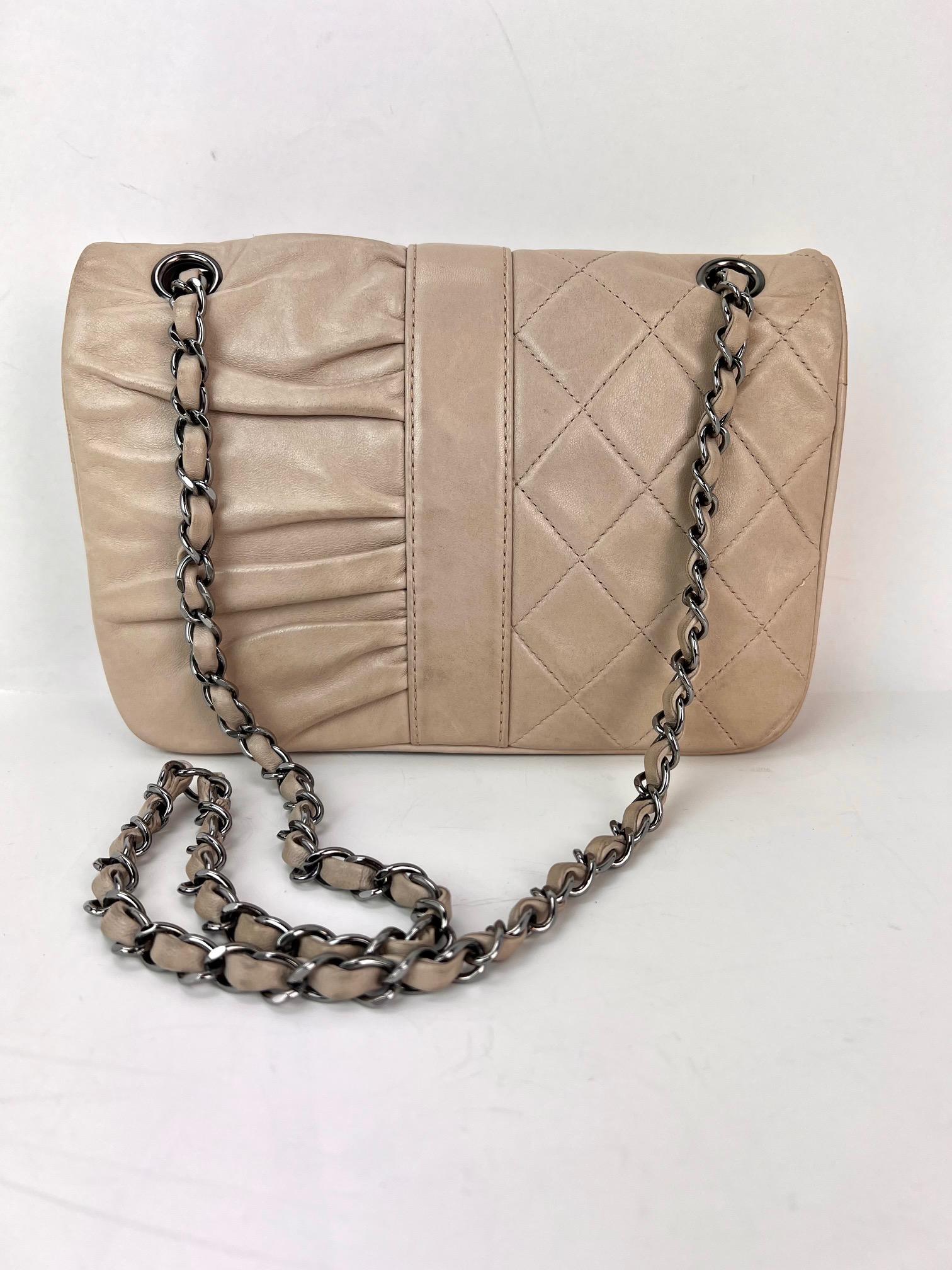 Chanel Vintage Lammfell gesteppte Pile Ou Face Klappe Beige Clair Umhängetasche im Angebot 8