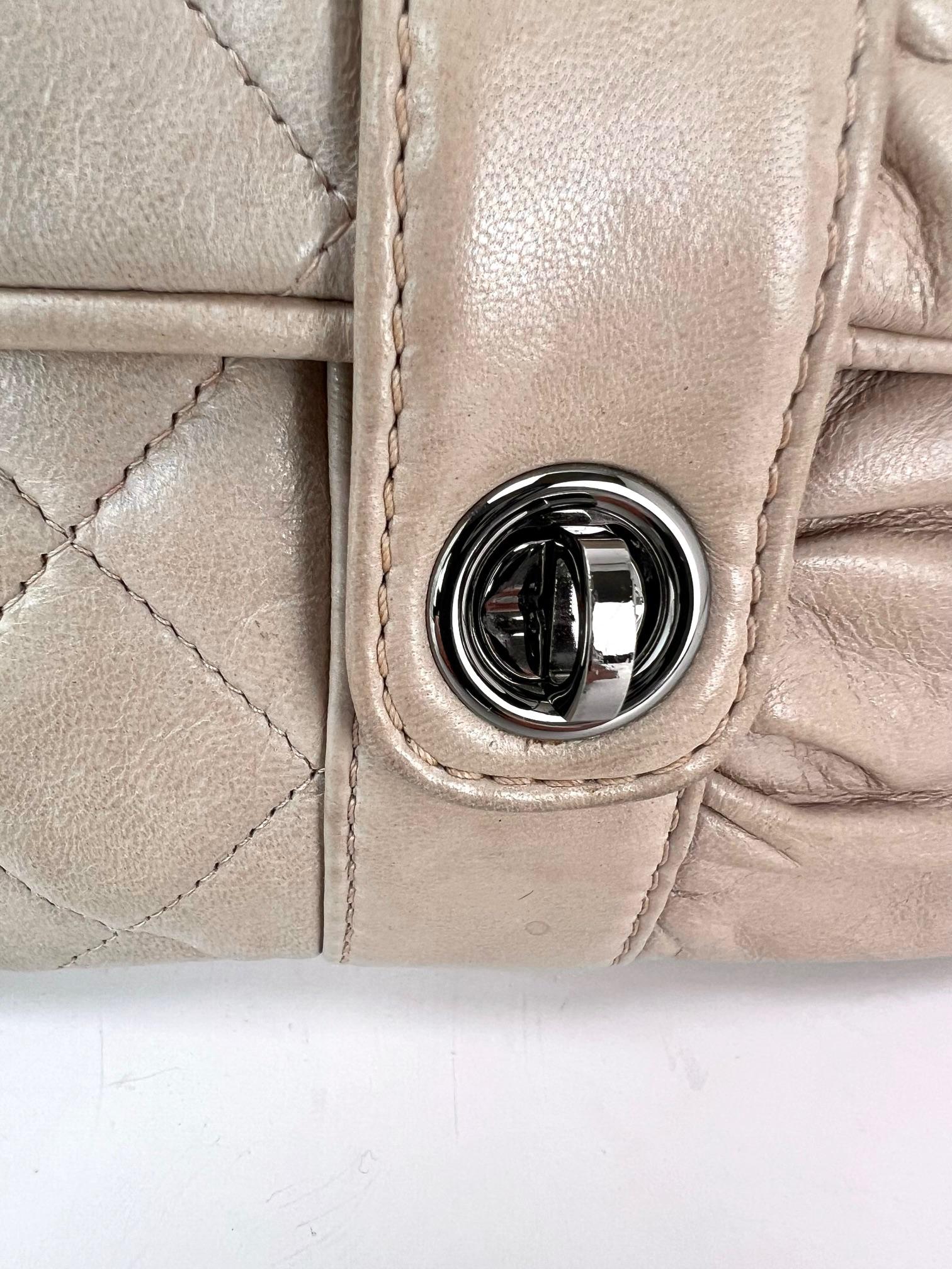 Chanel Vintage Lammfell gesteppte Pile Ou Face Klappe Beige Clair Umhängetasche im Angebot 9