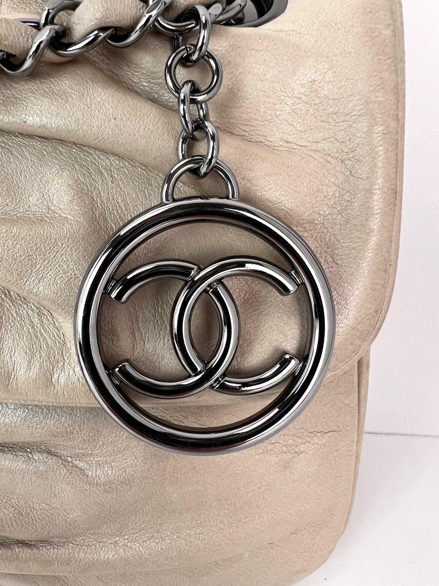 Chanel Vintage Lammfell gesteppte Pile Ou Face Klappe Beige Clair Umhängetasche im Angebot 10