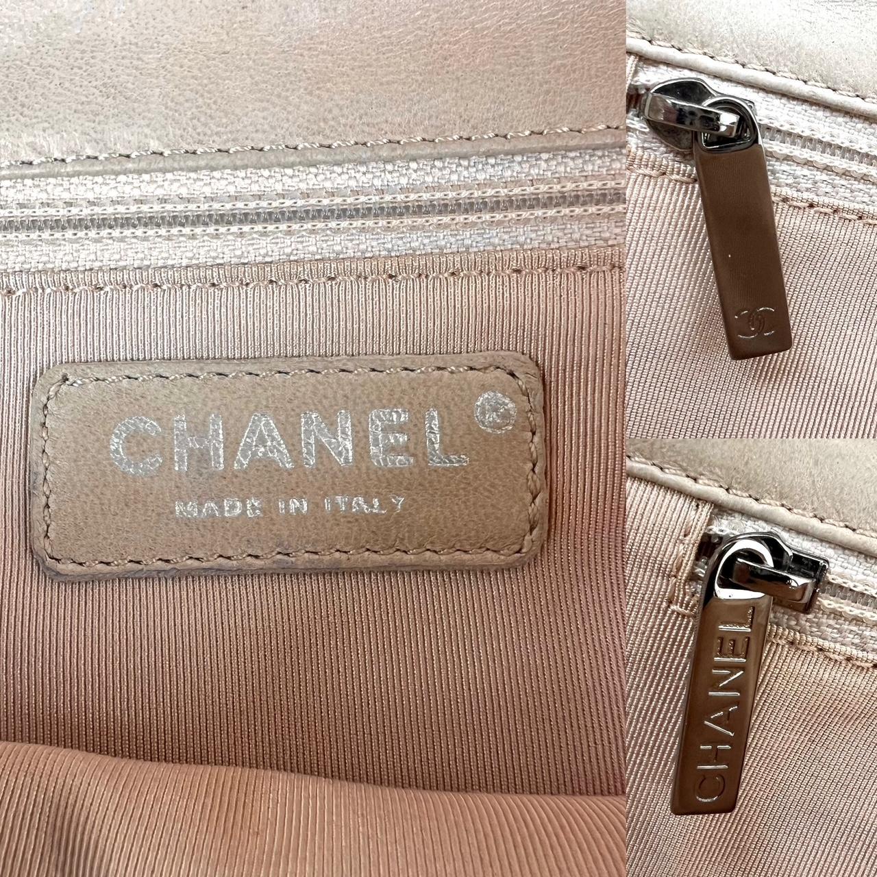 Gebraucht 100% Authentisch
Chanel Lammfell gesteppt Pile Ou Face Flap Beige Clair Umhängetasche 
BEWERTUNG: B...Sehr gut, gut gepflegt, 
weist geringe Gebrauchsspuren auf
MATERIAL: Lammfell
STRAP: Leder in Kette gewebt
TIEFE: einfach 17'' doppelt