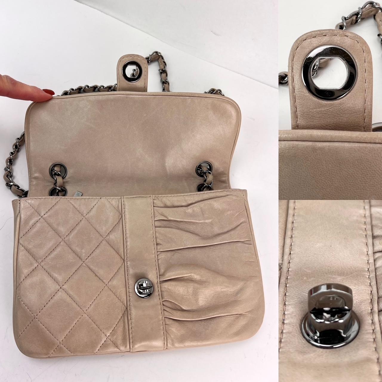 Chanel Vintage Lammfell gesteppte Pile Ou Face Klappe Beige Clair Umhängetasche im Zustand „Gut“ im Angebot in Freehold, NJ