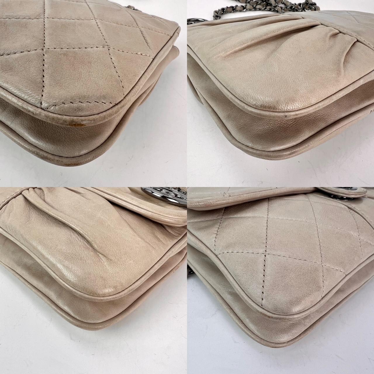 Chanel Vintage Lammfell gesteppte Pile Ou Face Klappe Beige Clair Umhängetasche für Damen oder Herren im Angebot