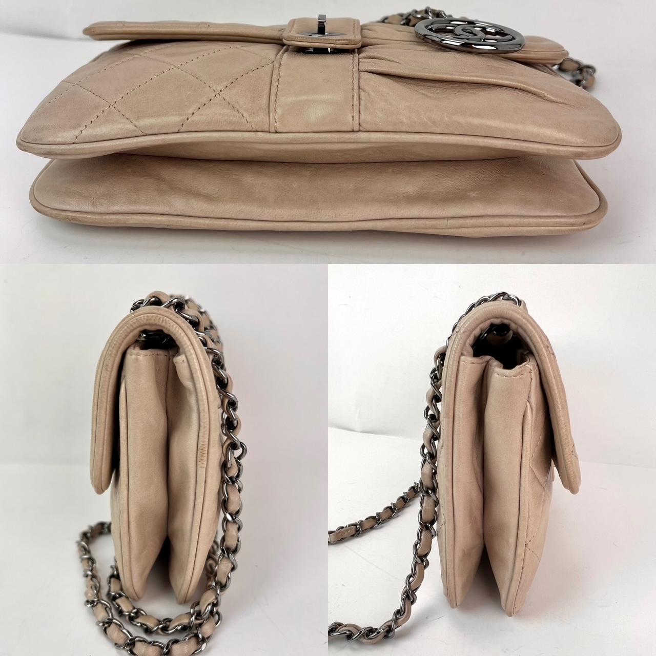 Chanel Vintage Lammfell gesteppte Pile Ou Face Klappe Beige Clair Umhängetasche im Angebot 1