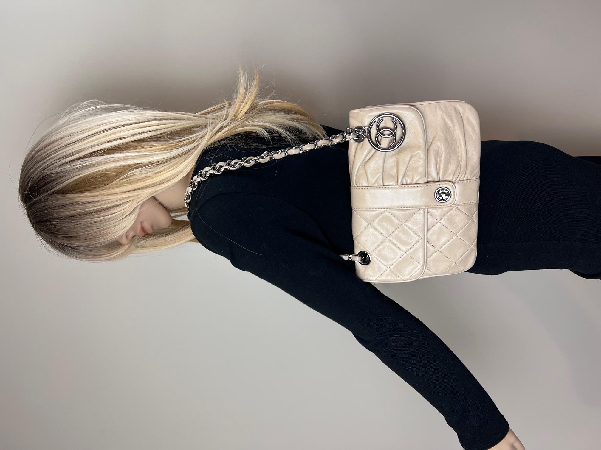 Chanel Vintage Lammfell gesteppte Pile Ou Face Klappe Beige Clair Umhängetasche im Angebot 2
