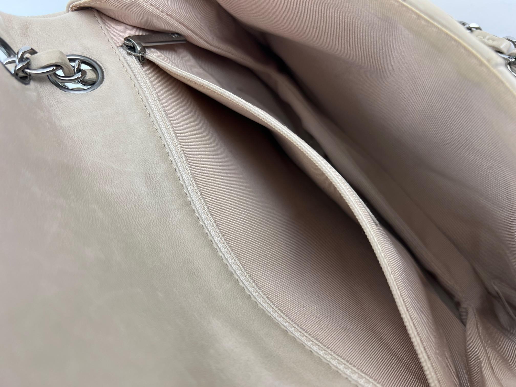 Chanel Vintage Lammfell gesteppte Pile Ou Face Klappe Beige Clair Umhängetasche im Angebot 4