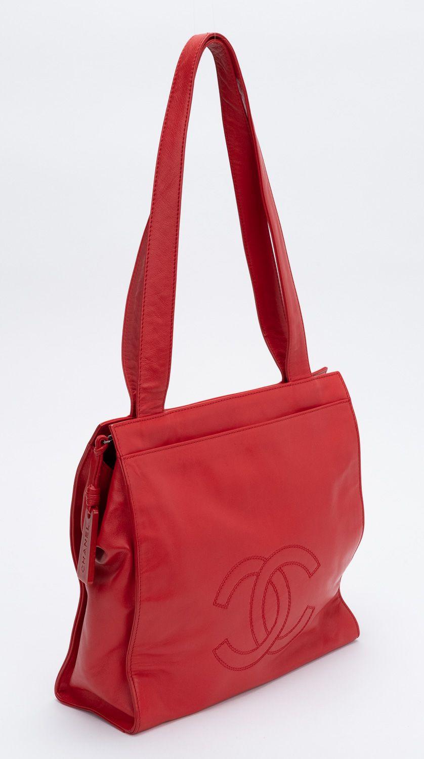 Vintage Chanel tote bag from the 90s in red. The bag shows a big CC hedged logo on front of it. The shoulder drop is 11.5
