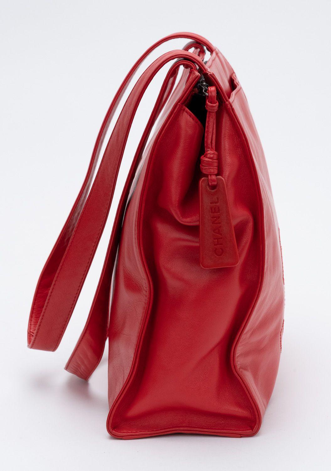 Chanel Vintage Lambskin Tote Bag Rouge Excellent état - En vente à West Hollywood, CA
