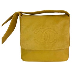 Sac messager vintage Chanel en cuir d'agneau jaune