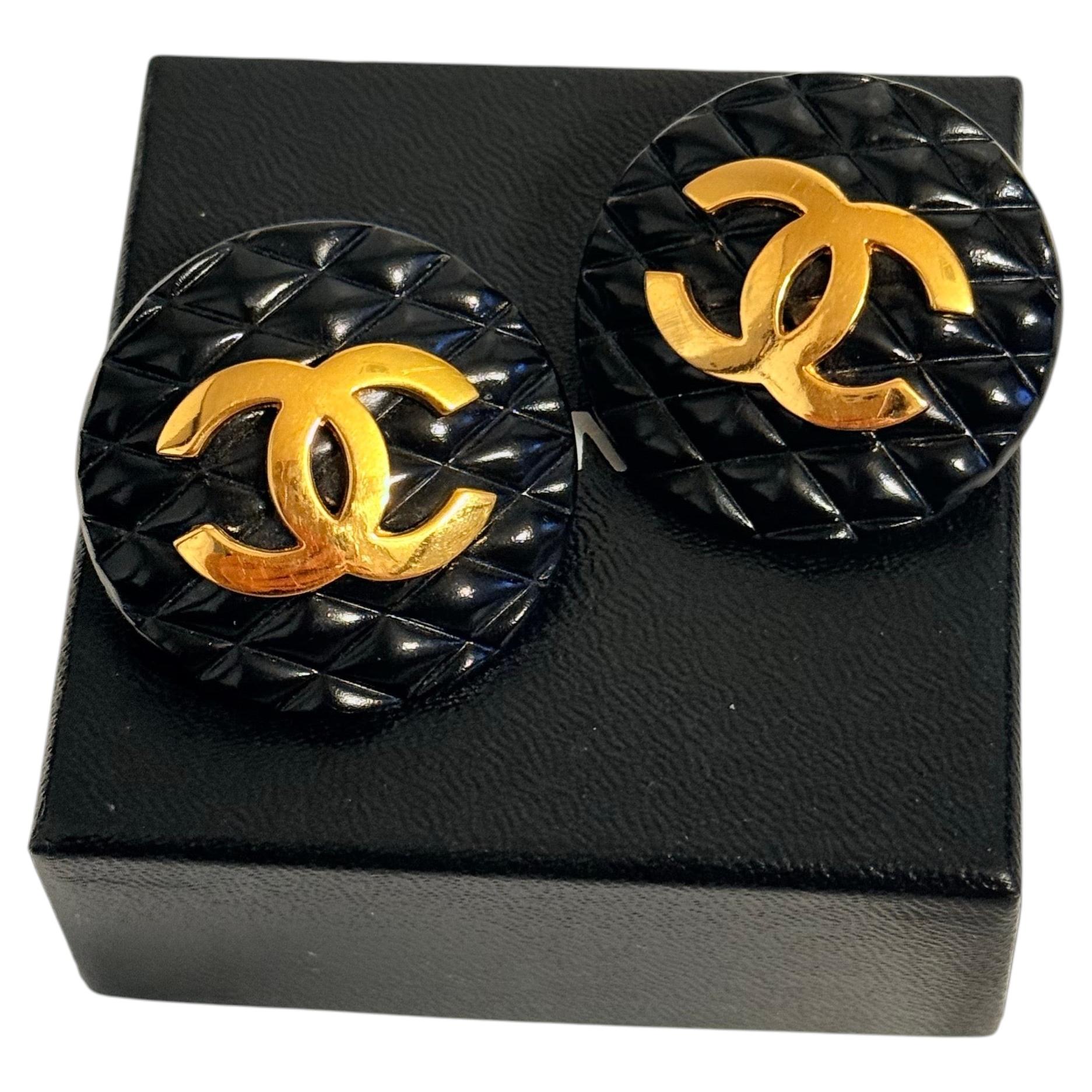 Orecchini vistosi Chanel Vintage, grandi, neri, trapuntati con motivo CC e chiusura a clip
