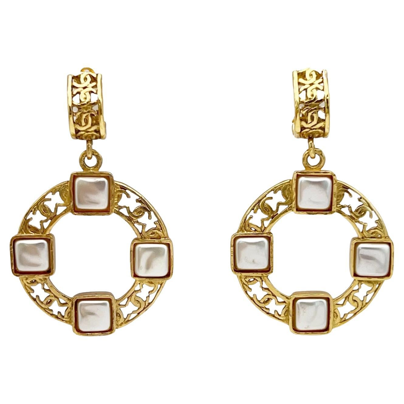 Chanel Vintage - Grandes boucles d
oreilles en or et perles avec logo CC