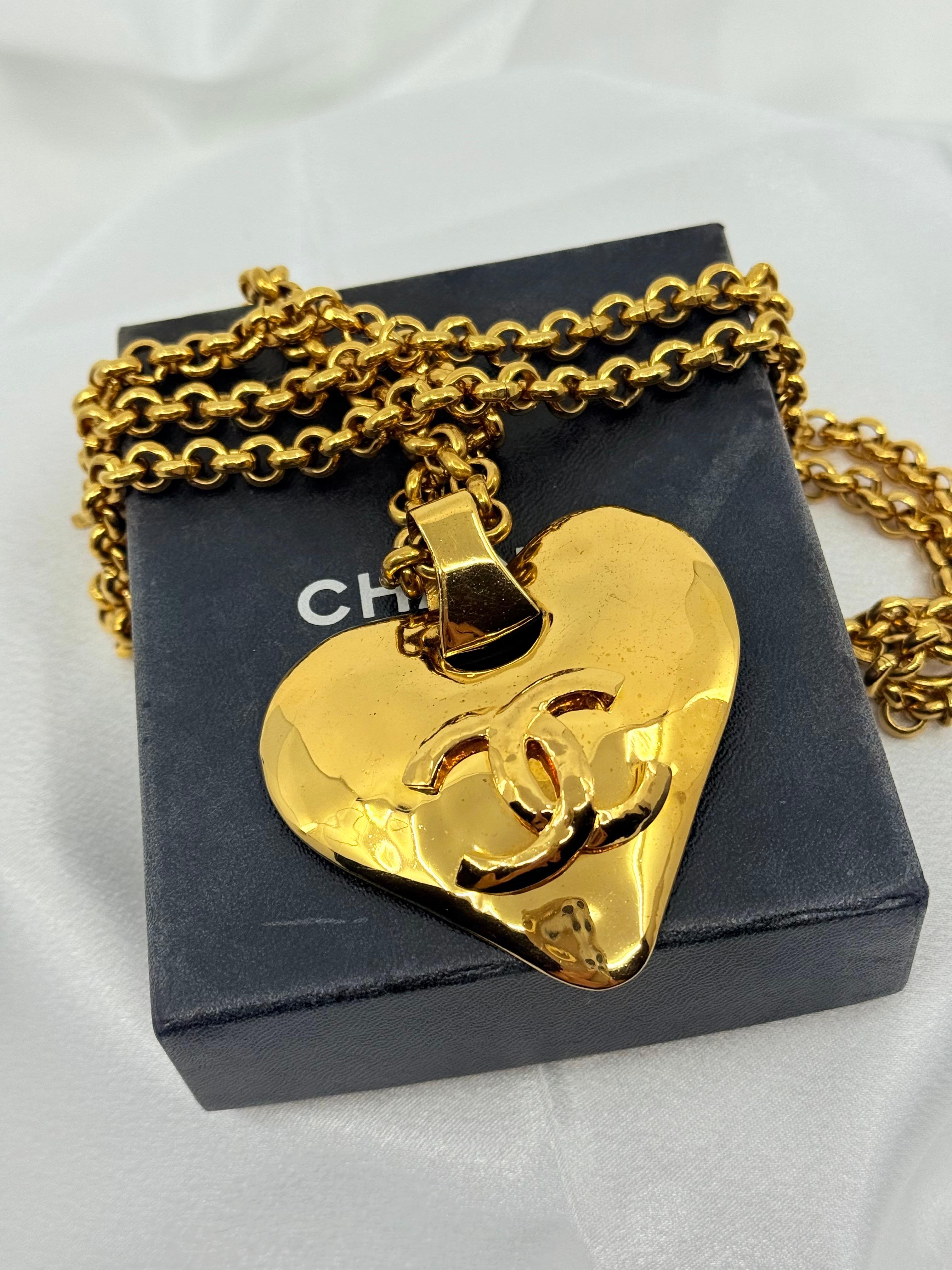 Chanel Vintage Large CC Gold Heart Chain Pendentif Necklace en vente 6
