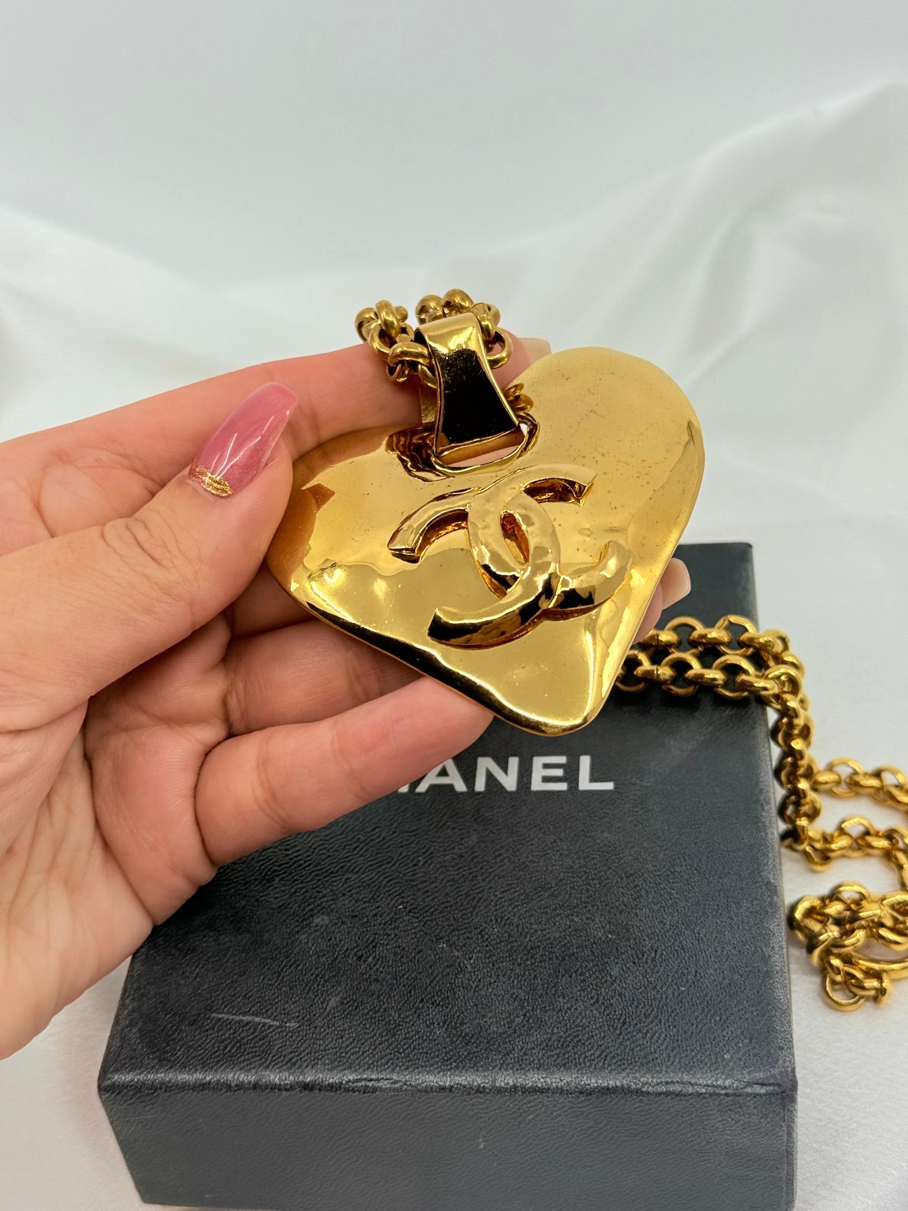 Chanel Vintage Large CC Gold Heart Chain Pendentif Necklace Bon état - En vente à Bellevue, WA