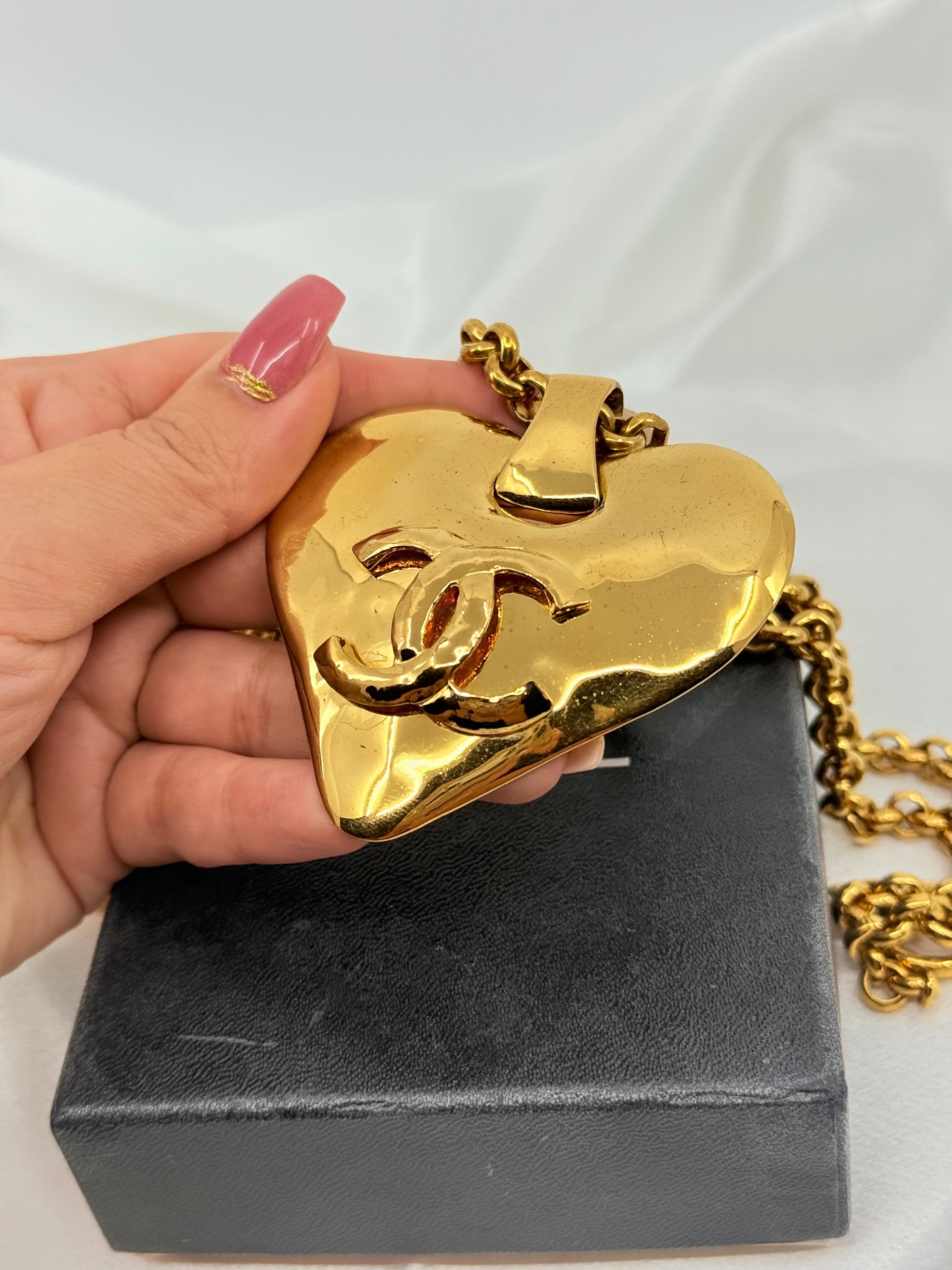 Chanel Vintage Large CC Gold Heart Chain Pendentif Necklace Unisexe en vente