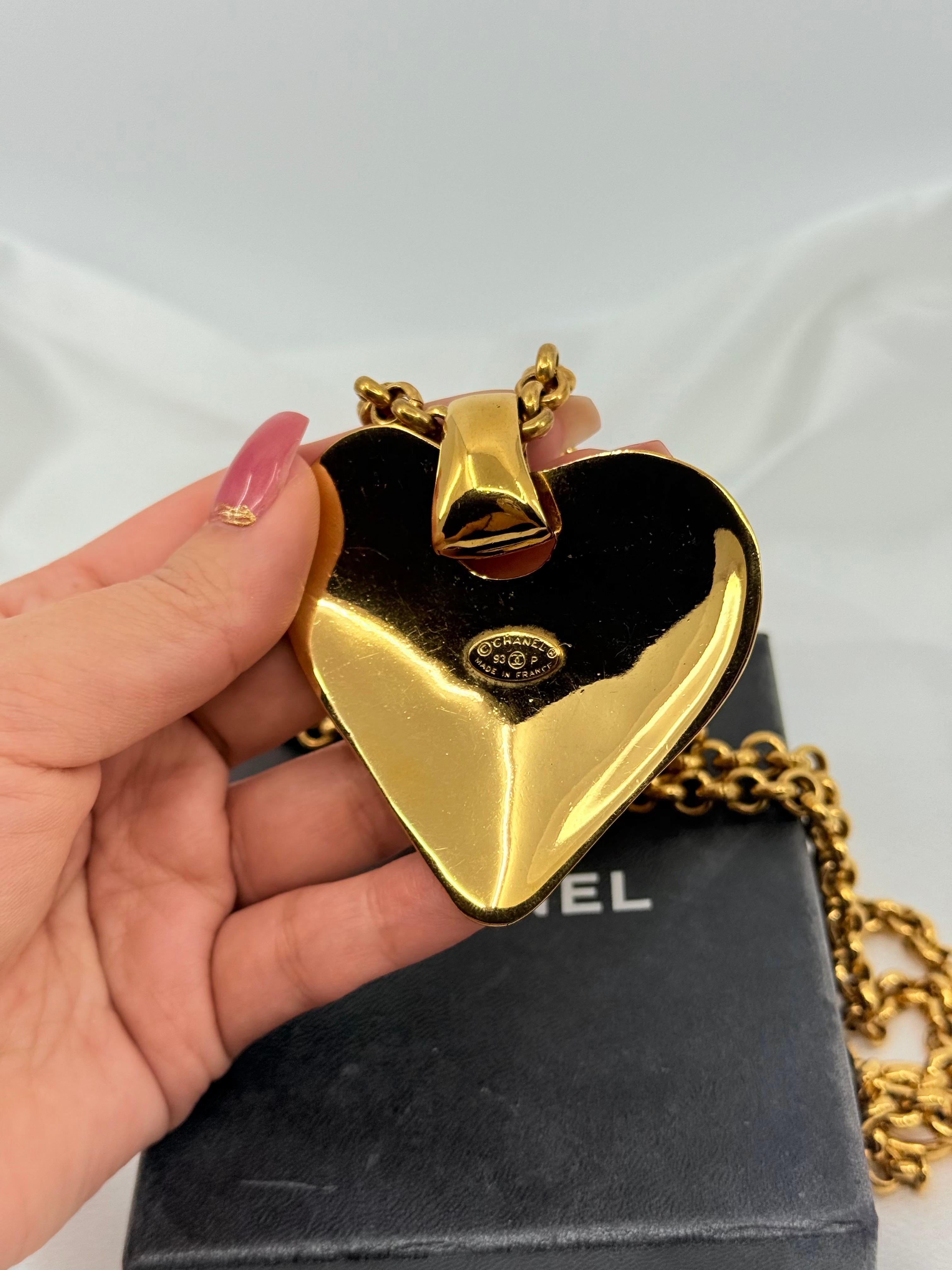 Chanel Vintage Large CC Gold Heart Chain Pendentif Necklace en vente 1