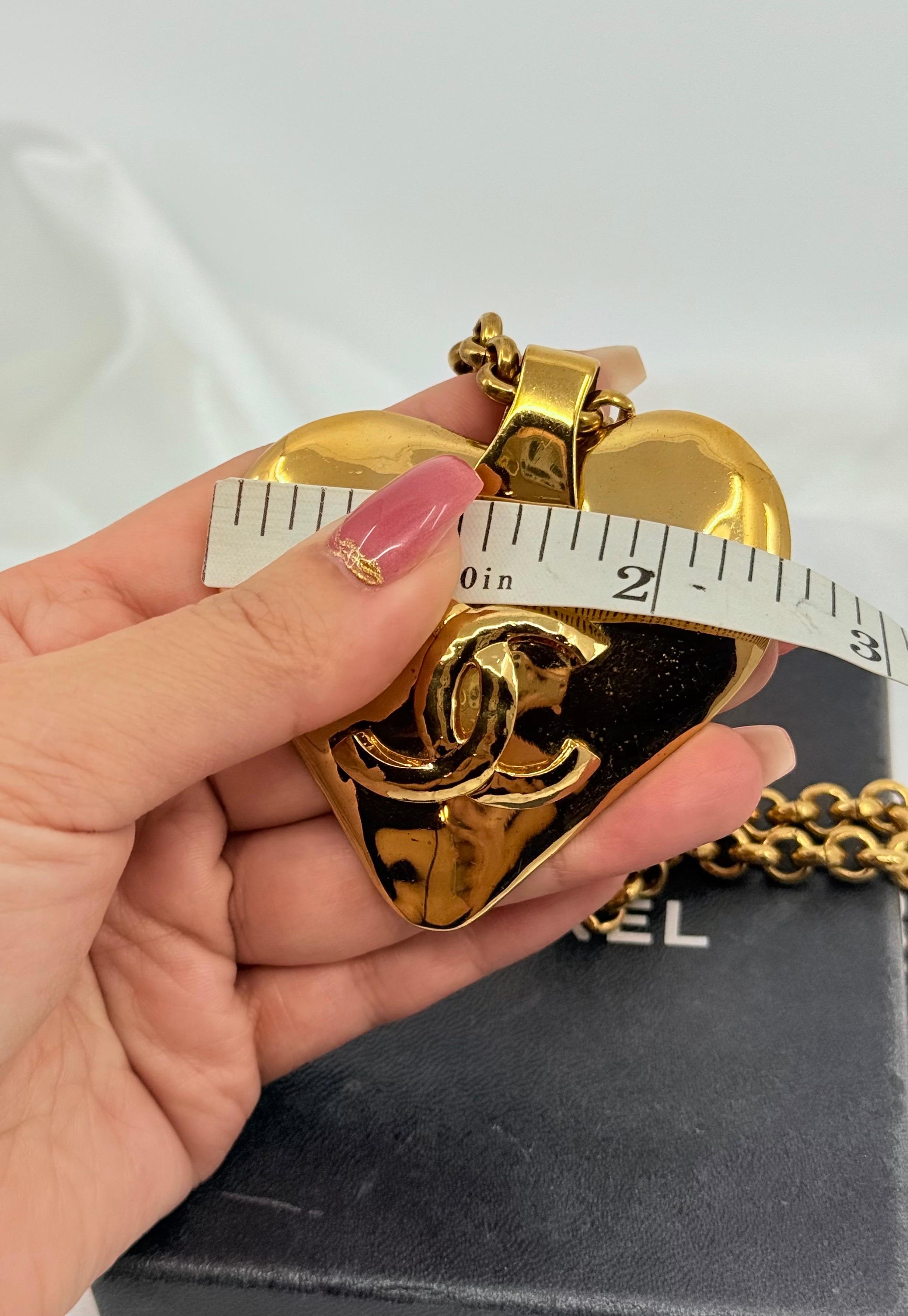 Chanel Vintage Large CC Gold Heart Chain Pendentif Necklace en vente 2