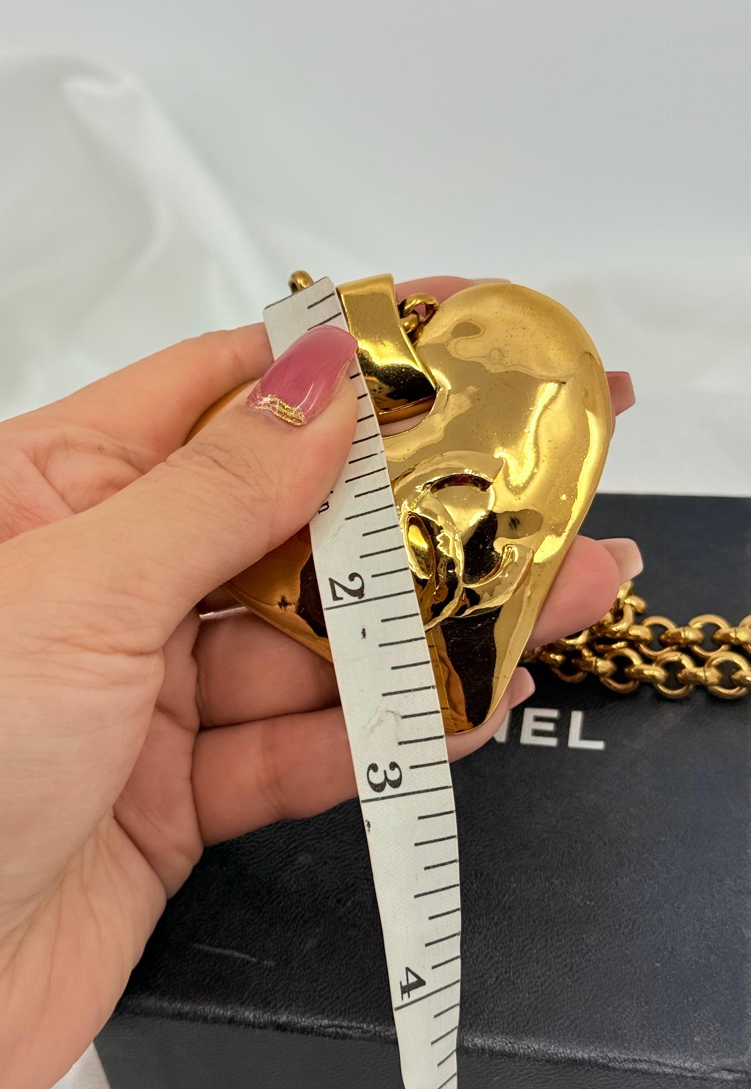 Chanel Vintage Large CC Gold Heart Chain Pendentif Necklace en vente 3