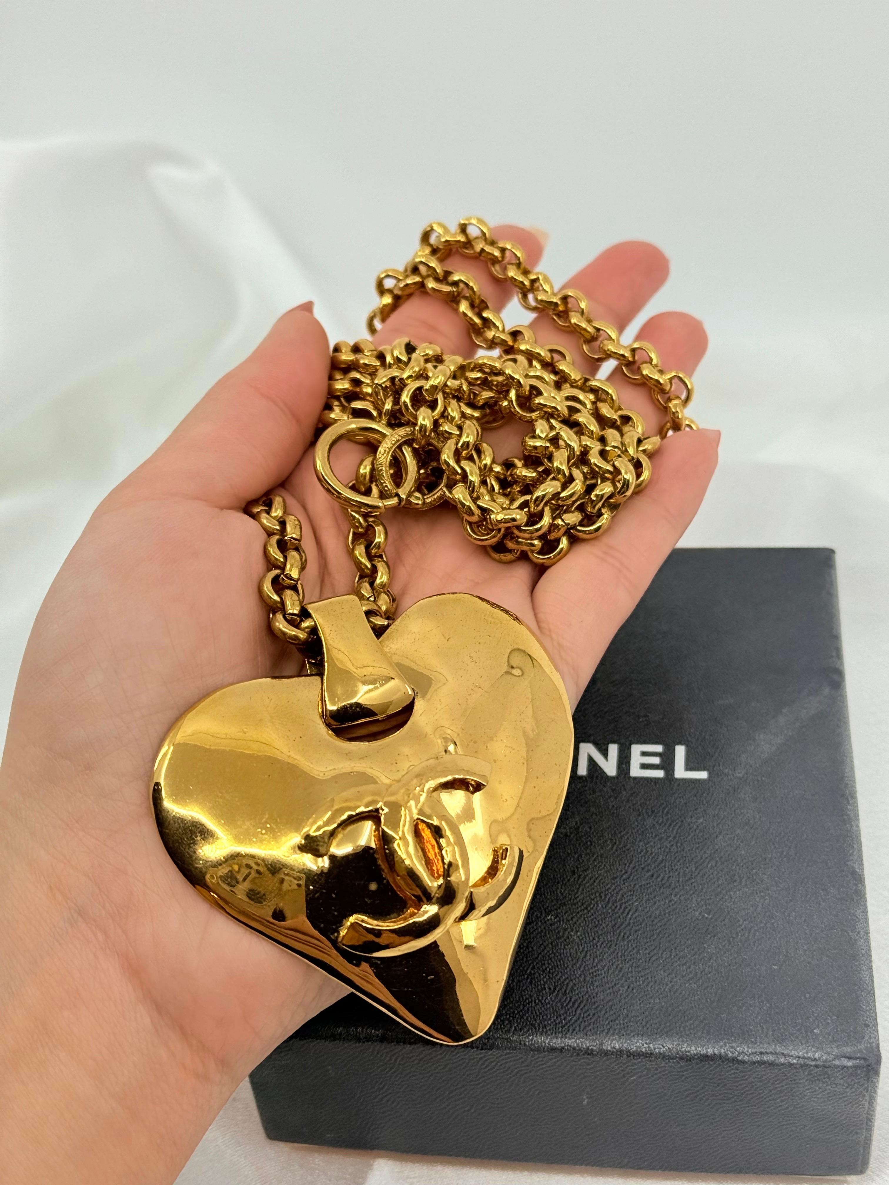 Chanel Vintage Large CC Gold Heart Chain Pendentif Necklace en vente 4