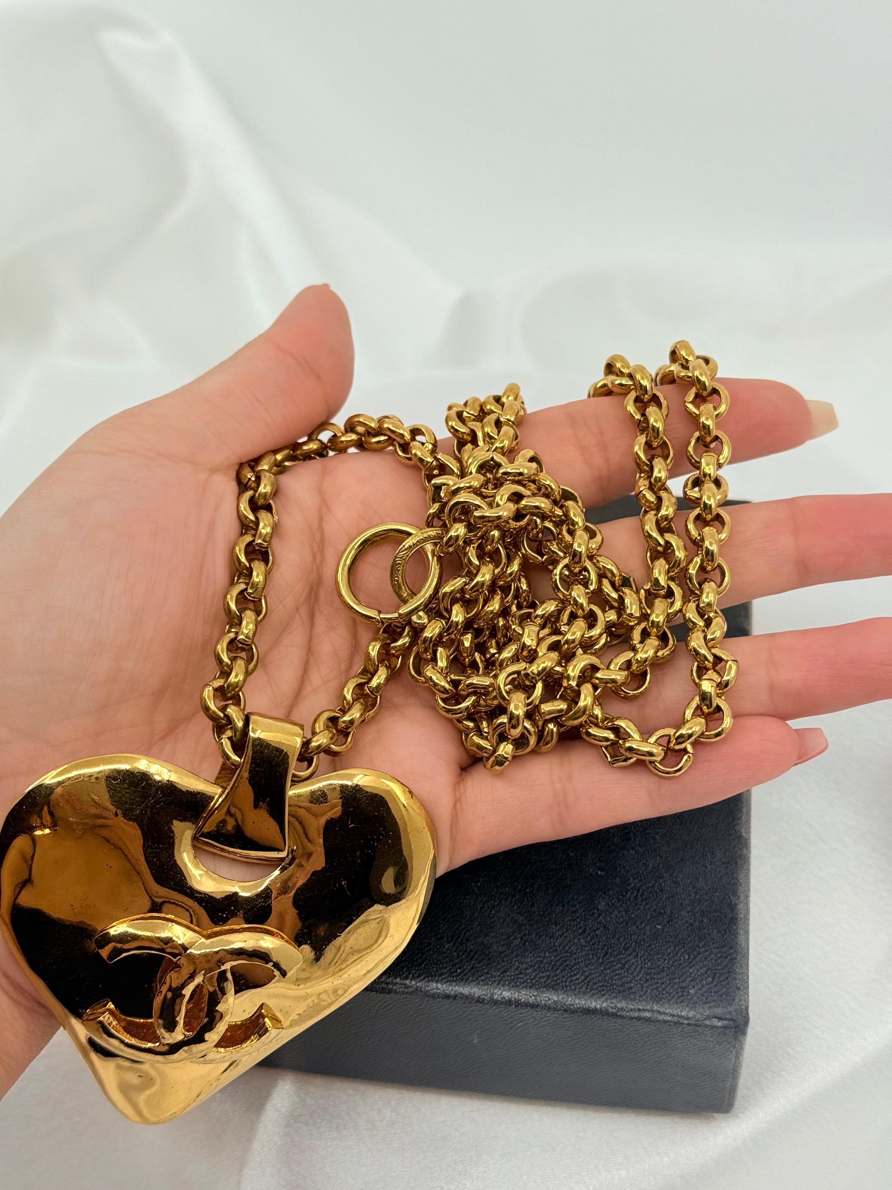 Chanel Vintage Large CC Gold Heart Chain Pendentif Necklace en vente 5
